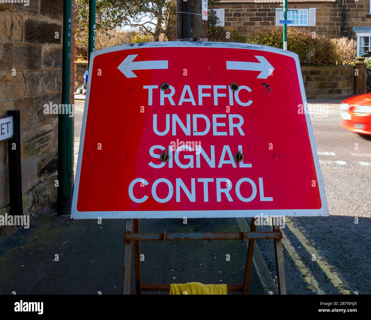 Warnschild Verkehr unter Signalkontrolle Einfahrt auf einspurige Straße Arbeiten während der Straße kein Signal auf Nebenstraße Stockfoto