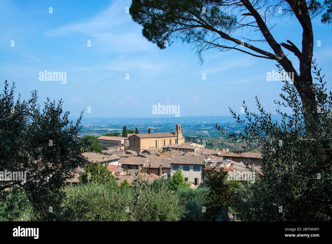 Die Chiesa di Sant Agostino, Kirche des heiligen Augustinus, ist die zweitgrößte Kirche in San Gimignano, Toskana, Italien, und gehört dem Orden S Stockfoto