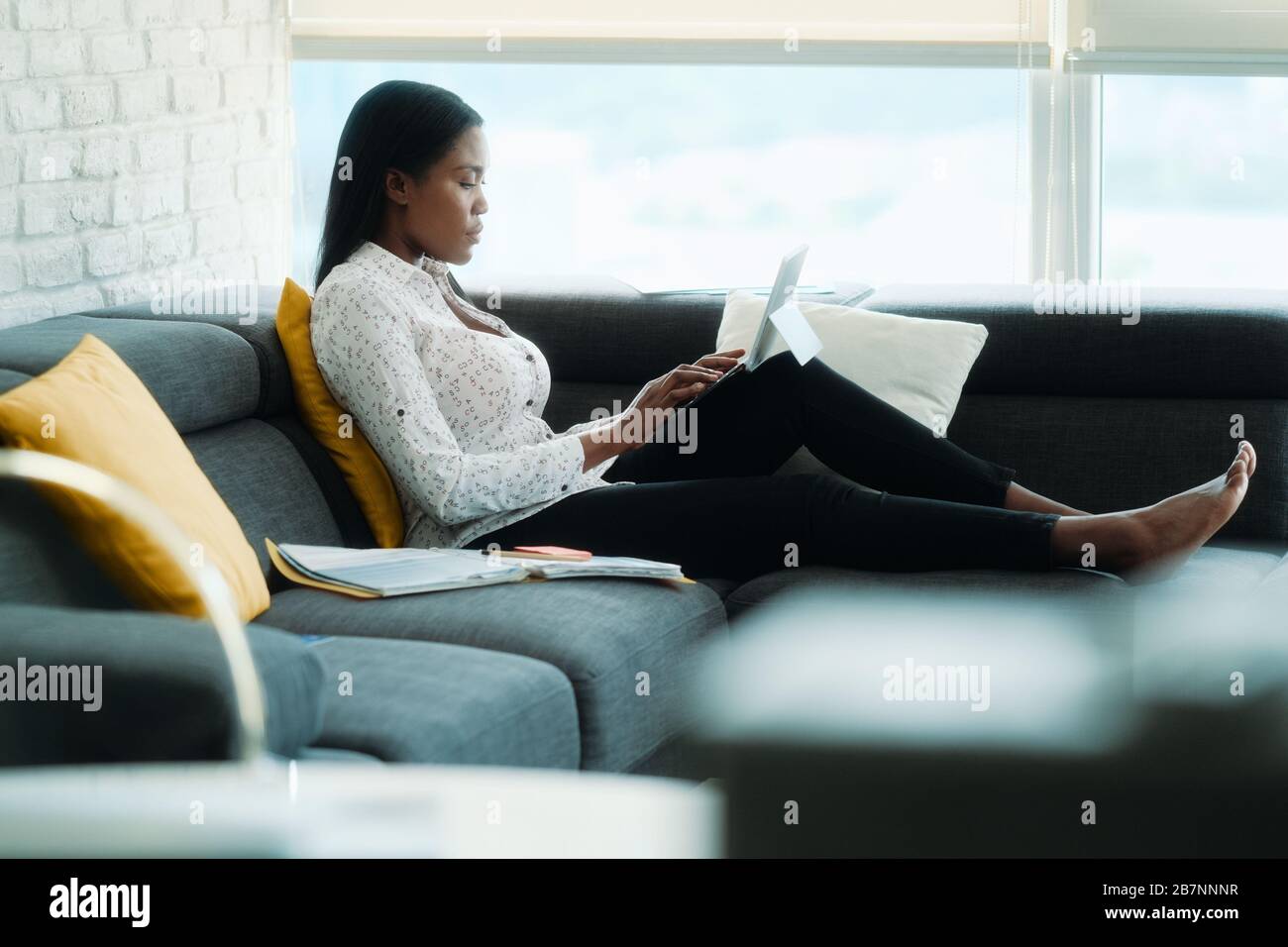 Schwarze Frau, Die Von Zu Hause Aus Mit Einem Laptop Arbeitet Stockfoto