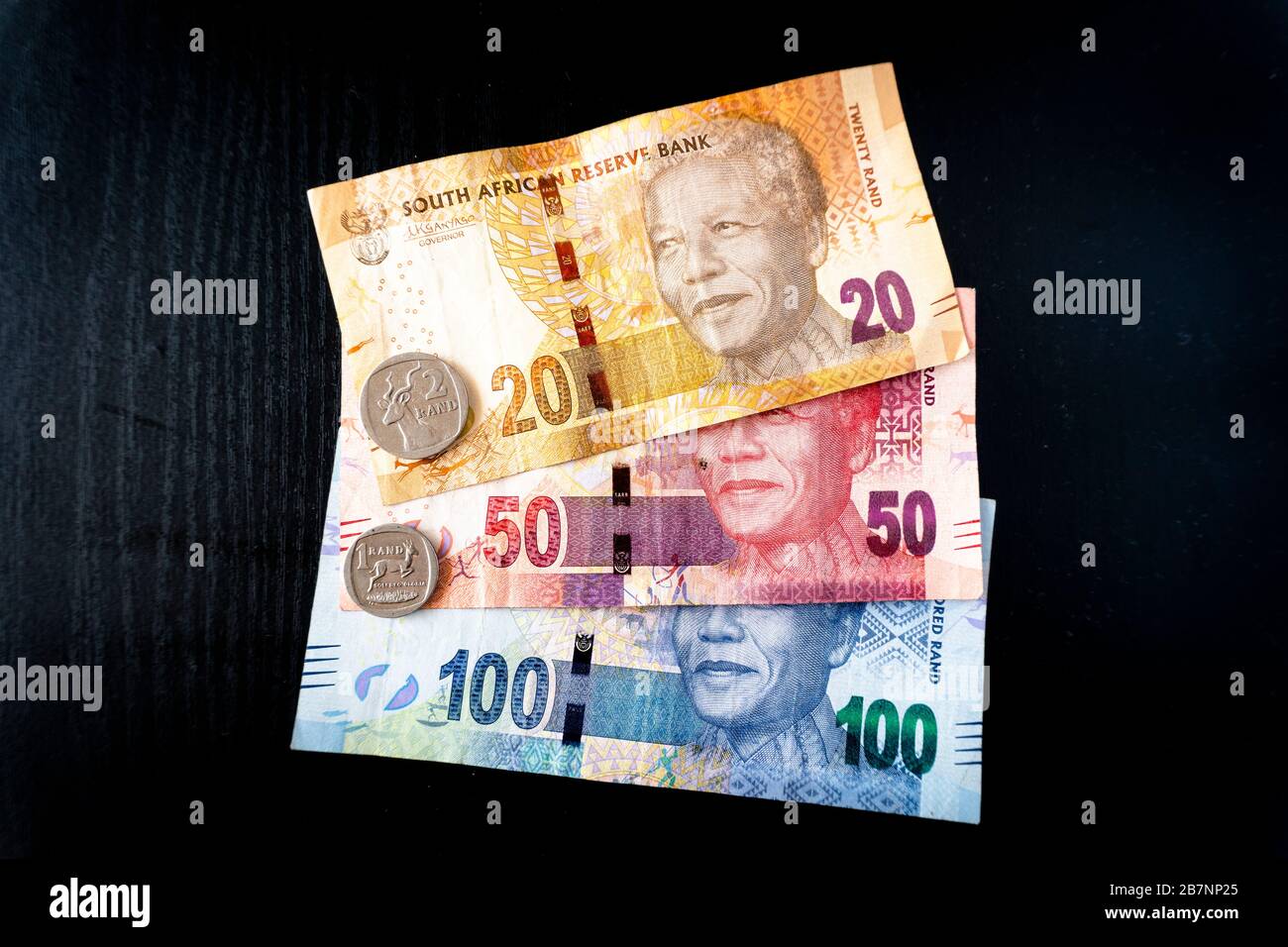 Banknoten und Münzen südafrikanischer Währung namens Rand Stockfoto