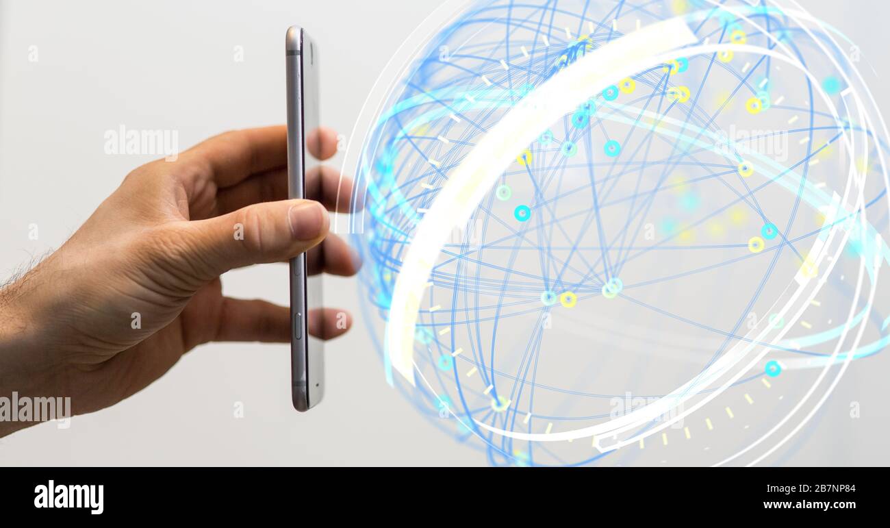 Mann, der ein Handy und einen Globus mit Lichtern hält -Worldnet Konzept Stockfoto