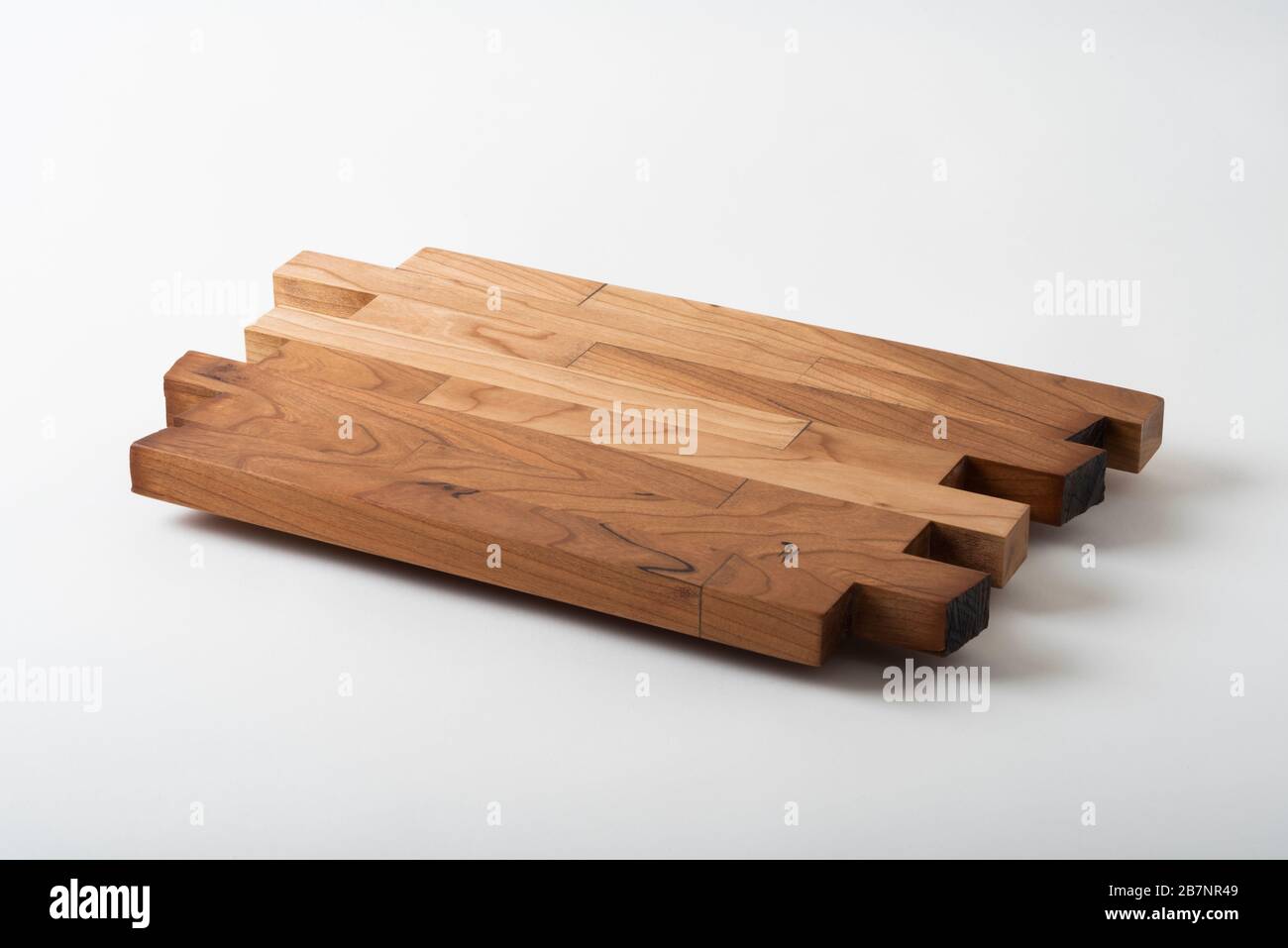Eine handgefertigte Holzniete aus Kirschholz für den Einsatz auf einem Esstisch unter warmen Speisen. Stockfoto