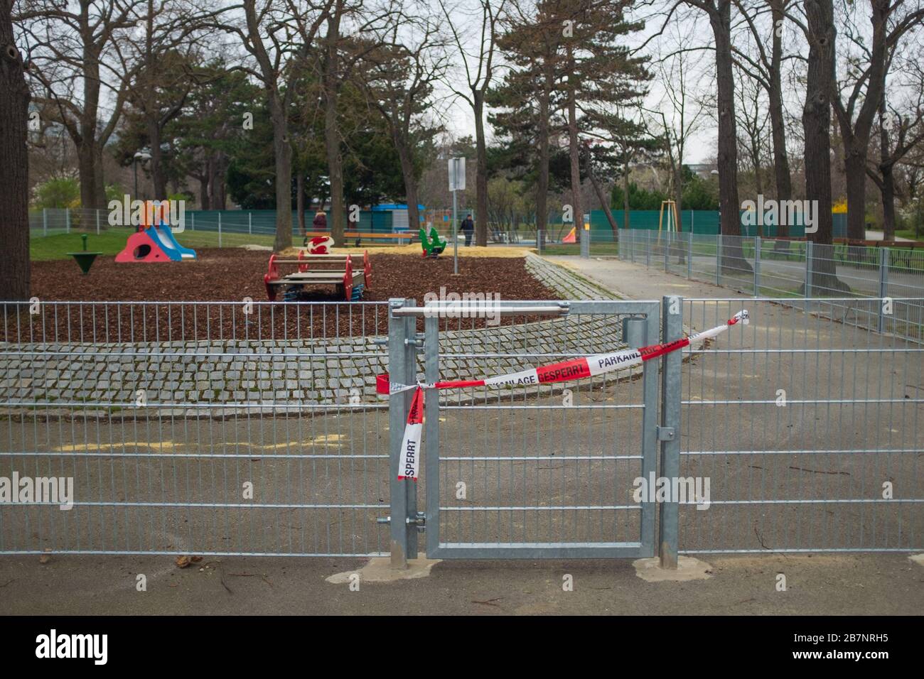 In einem Park in Wien, Österreich wegen Coronavirus (COVID-19) kordonierten Kinderspielplätze und Sportplätze mit rotem und weißem Band. Für die Nutzung dieser Kosten können Gebühren bis zu 3600 € anfallen Stockfoto