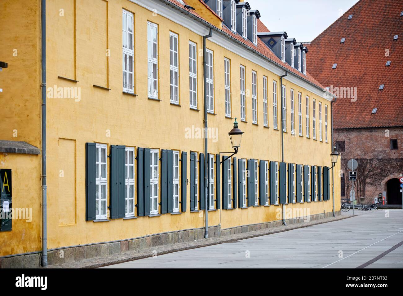 Kopenhagen, die Hauptstadt Dänemarks, ein niedriges gelbes Gebäude hinter  der ehemaligen Heulagerung ab etwa dem Jahr 1799, Teil der Barracks der  Kaisergarde Vester Voldgade Stockfotografie - Alamy
