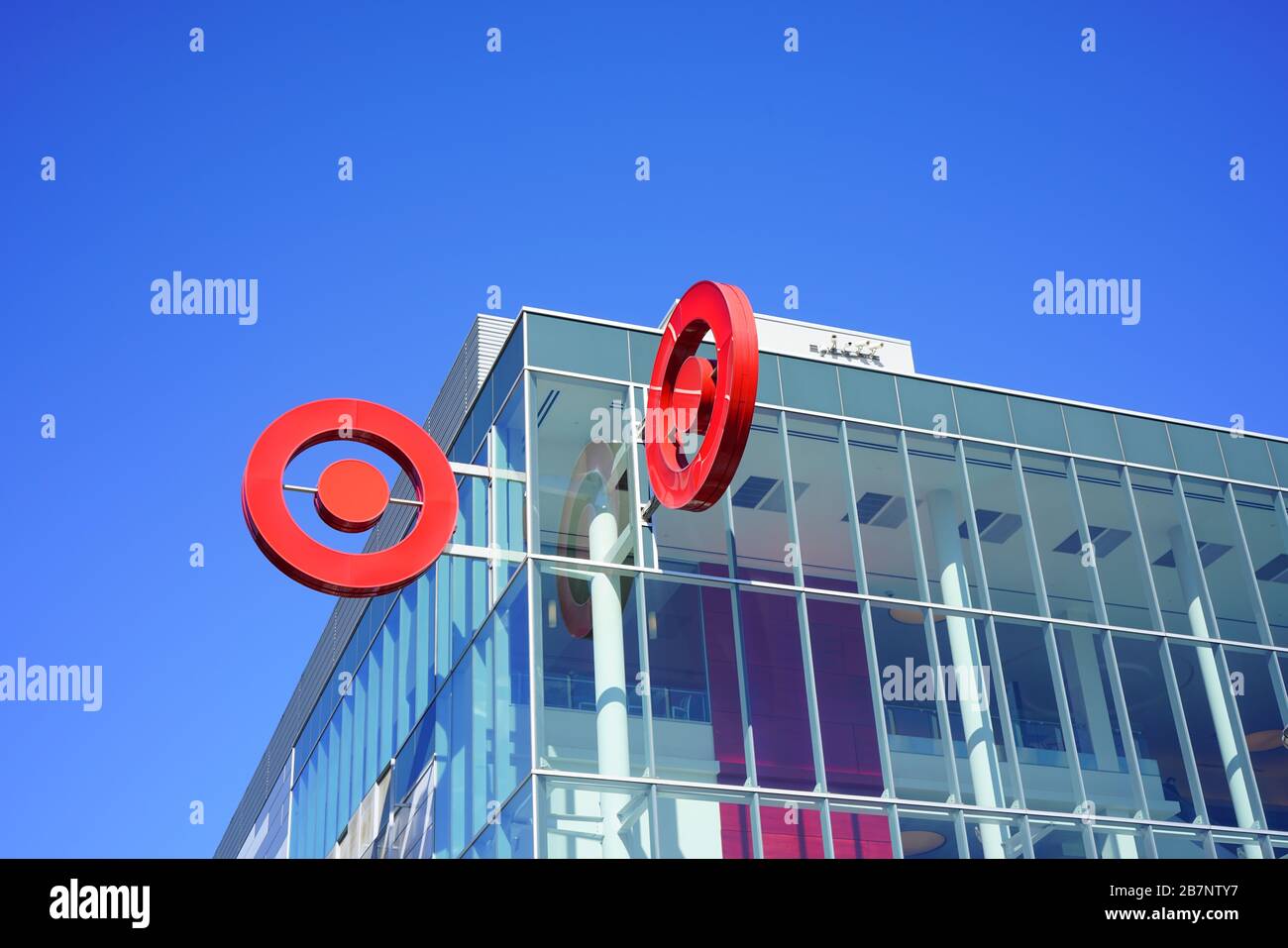 FAIRFAX, VA -23 FEB 2020 - Ansicht des roten Logos von Retail Giant Target außerhalb eines Zielladens im Mosaic District in Fairfax, Virginia. Stockfoto