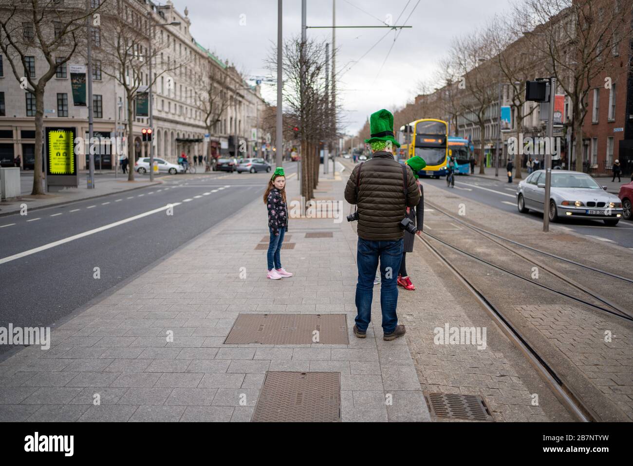 Dublin, Irland. März 2020. Dublins St. Patricks's Festival/Parade. Die O'Connell Street, das Zentrum der Stadt Dublin, ist normalerweise voller Besucher für eine der größten kulturellen Feiern der Welt, die aufgrund des Corona Virus/Covid 19 fast menschenleer ist. Abgebildet sind Besucher, die mit Patrick's Day Hüten bekleidet sind. Kredit: Barry Cronin/Alamy Live News Stockfoto