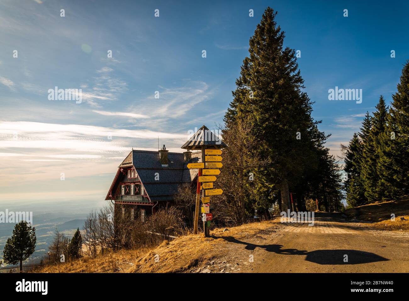 Alpenkabine und Restaurant namens Stubenberghaus auf dem Gipfel des Bergschockls bei graz im Frühjahr Stockfoto