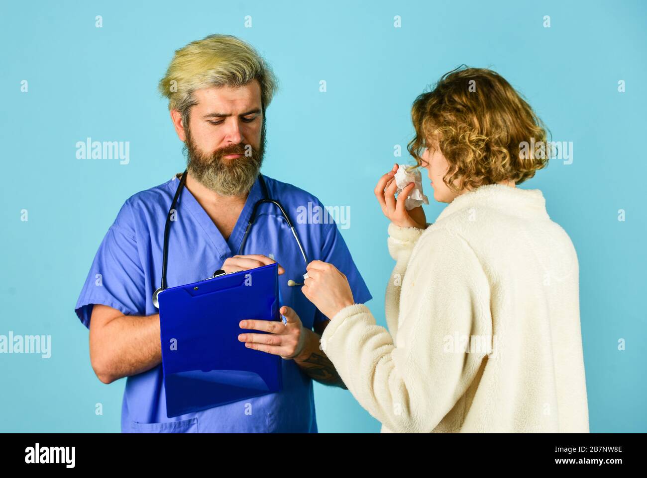 Befolgen Sie diese Anweisungen. Beratung zur Diagnose von Erkrankungen. Arzt- und Patientenbesprechung im Krankenhaus. Medizinisches Fachpersonal. Gesundheitswesen und Medizin. Arzt und Patient sprechen über Behandlung. Stockfoto