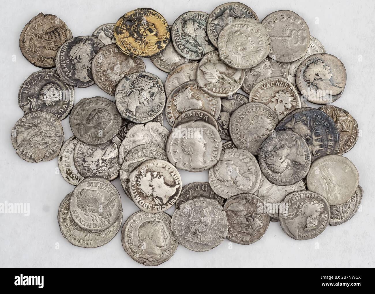 Antike römische Münzen, kleiner Geldhaufen auf weißem Hintergrund  Stockfotografie - Alamy