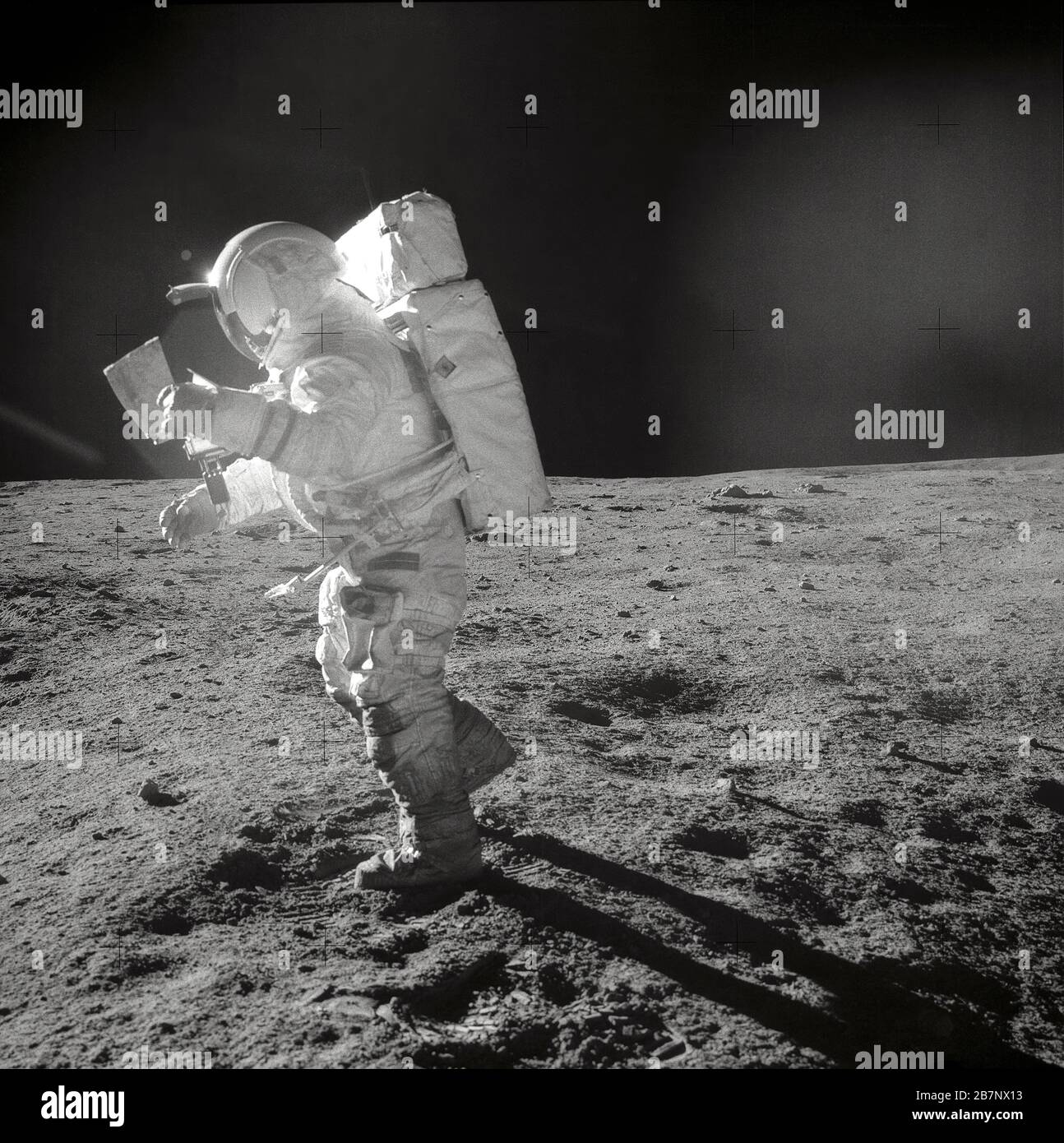 Apollo 14 - NASA, 1971. Edgar Mitchell von Apollo 14 konsultiert seine Checkliste, während er auf dem Mond spaziert, 1971. Stockfoto