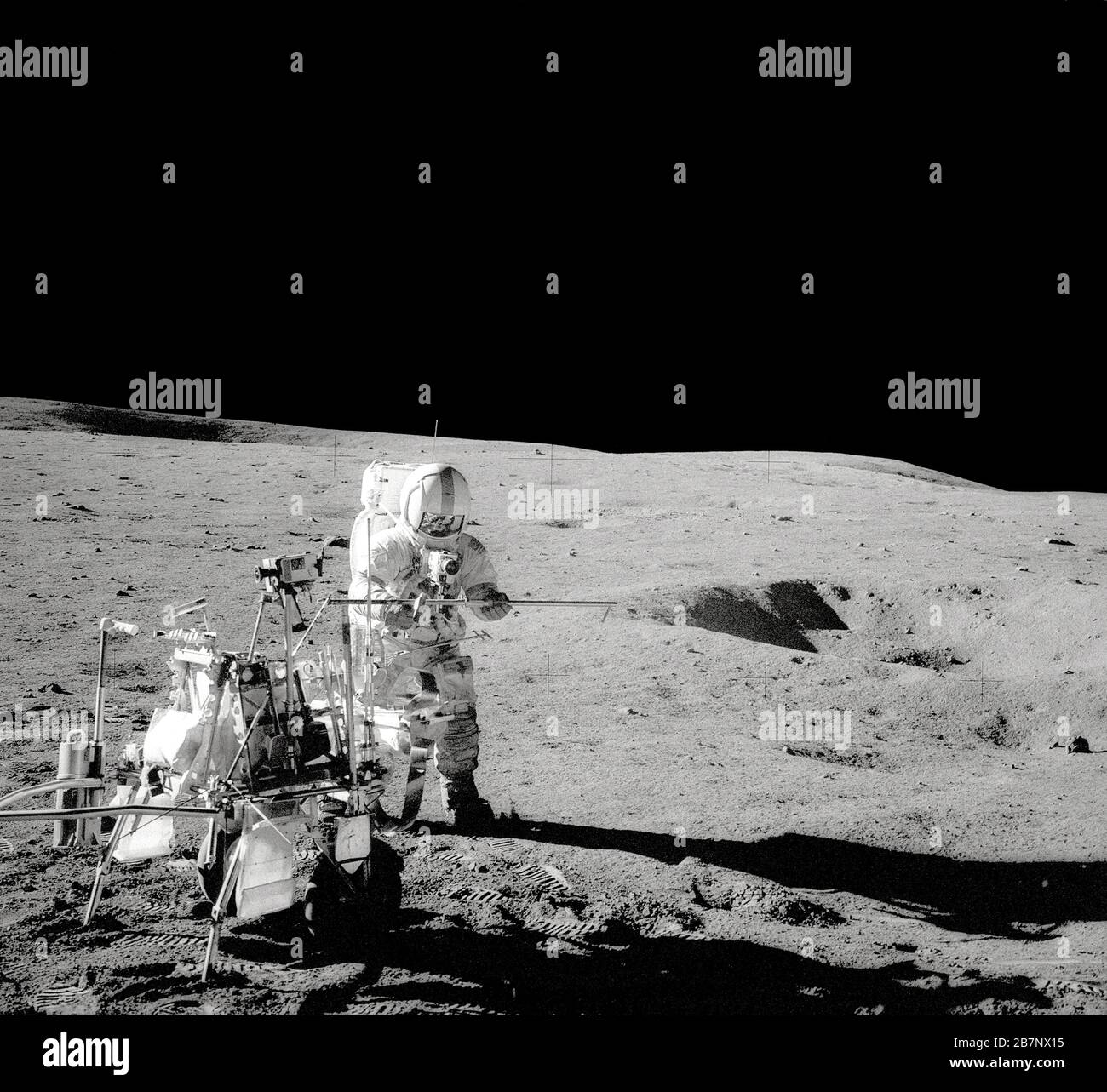 Apollo 14 - NASA, 1971. Alan B. Shepard, Jr., Kommandant von Apollo 14, steht auf dem Wagen Modular Equipment Transporter, der von den Astronauten zum Transport von Werkzeugen, Kameras und Musterfällen auf der Mondoberfläche verwendet wird, 1971. Stockfoto