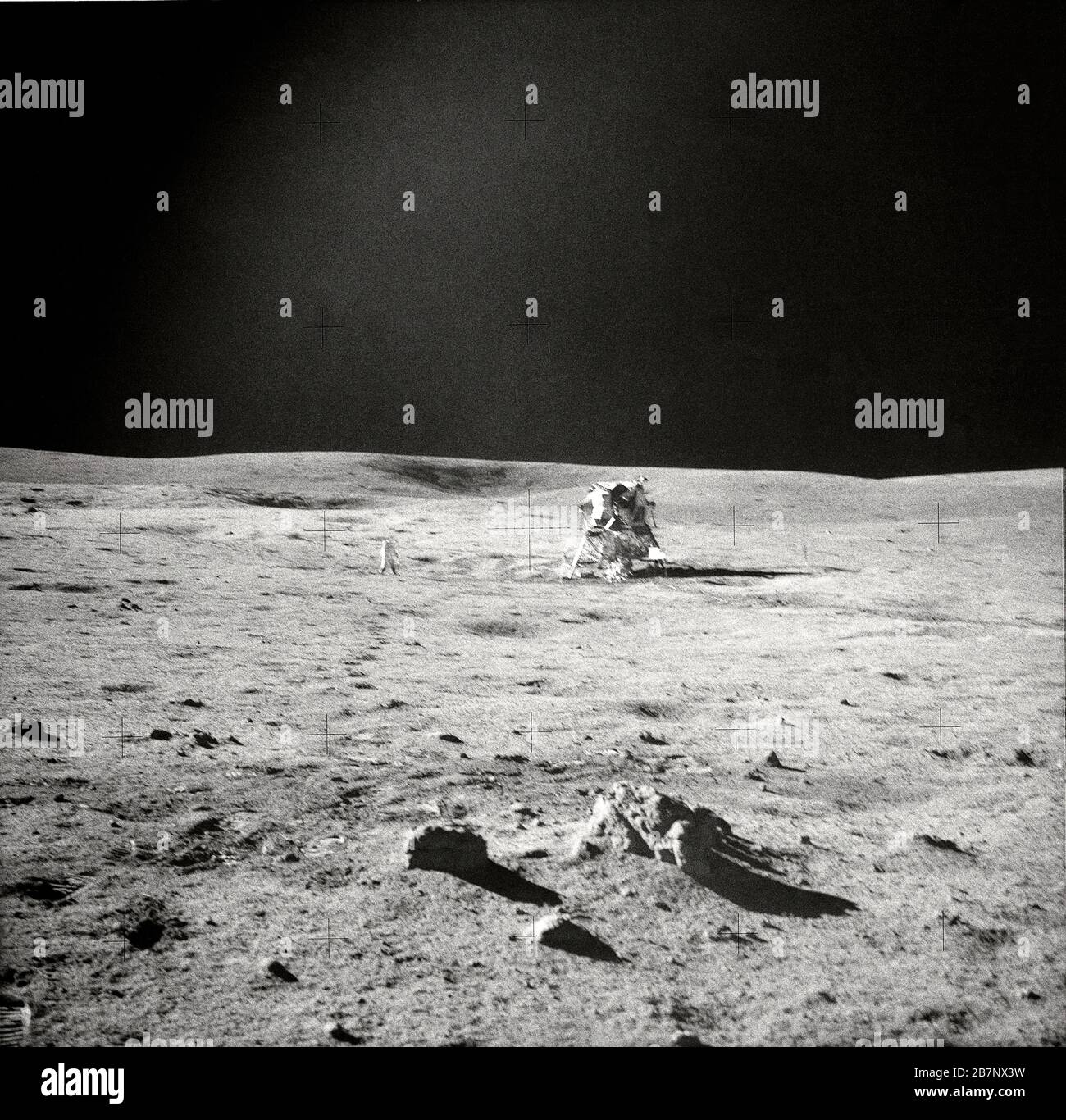 Apollo 14 - NASA, 1971. Missionskommandant Alan Shepard Jr. während einer EVA auf einem Foto von Astronaut Edgar Mitchell, Februar gezeigt. 6, 1971. Stockfoto