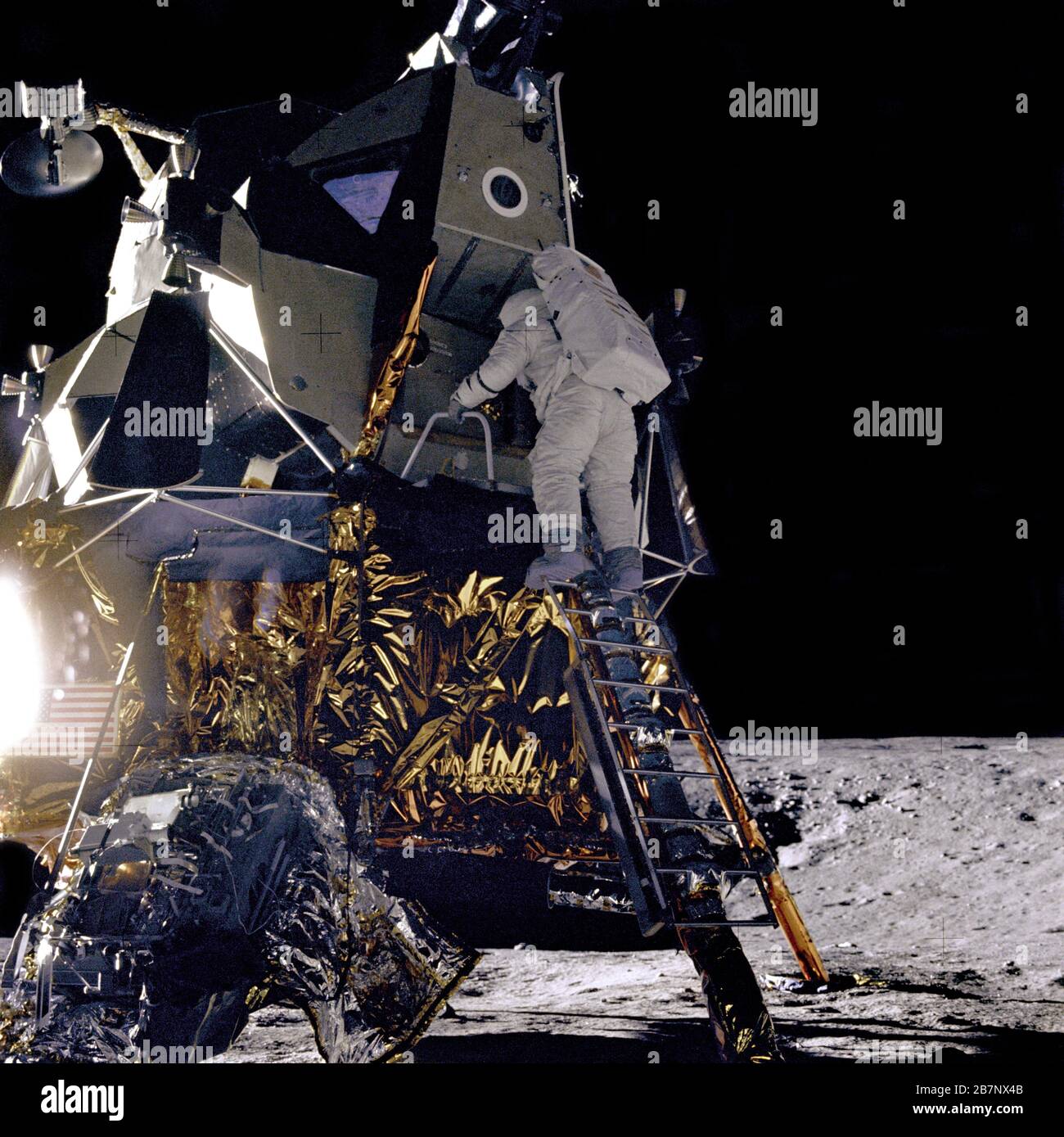 Apollo 12 - NASA, . Alan L, Bean, Pilot des Mondmoduls für die Apollo 12-Mission, geht die Leiter des Mondmoduls, 1969, hinunter. Stockfoto