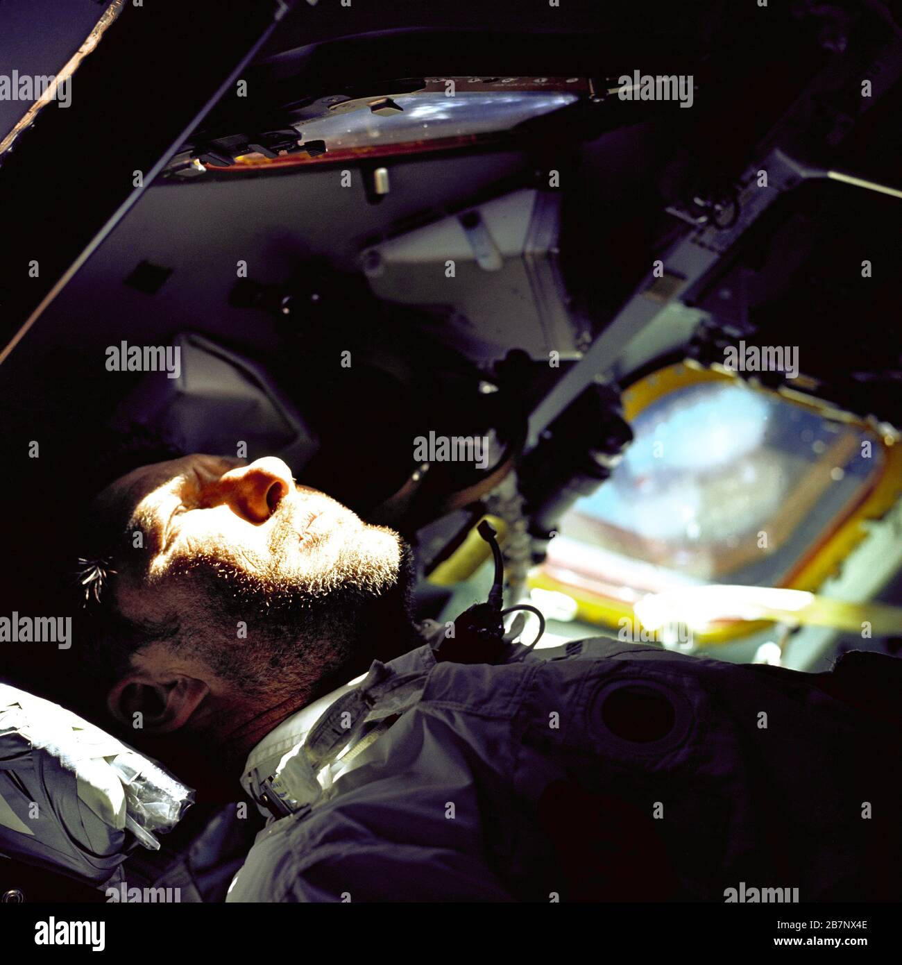 Apollo 7 - NASA, 1968. Walter Schirra, Apollo 7-Kommandant, blickt am neunten Tag der Erdorbital-Mission aus dem Rendezvous-Fenster vor der Kommandeursstation. Apollo 7 wurde von Donn Eisele und Walter Cunningham entworfen.&#xa0; Stockfoto