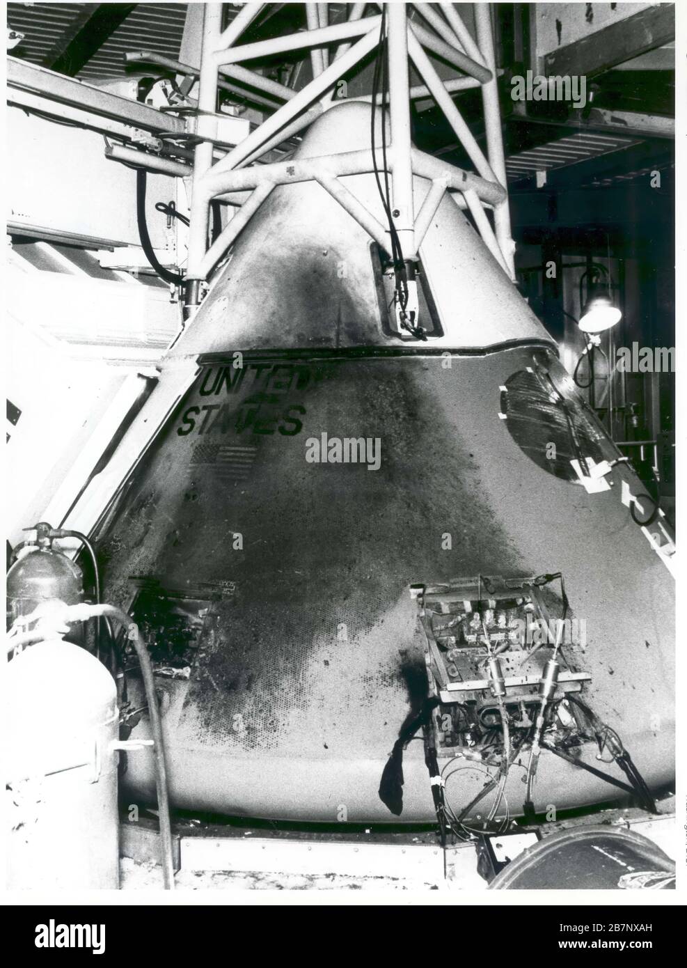 Apollo 1 - NASA, 1967. Das Kommandomodul von Apollo 1 im White Room of Launch Complex 34 einen Tag nach dem Feuer, das die Astronauten LT. Kol. Virgil "Gus" Ivan Grissom, LT. Kol. Edward Higgins White II und LT. CDR das Leben nahm. Roger Bruce Chaffee. Der Schaden durch die starke Hitze des Blitzbrands ist deutlich sichtbar. Stockfoto