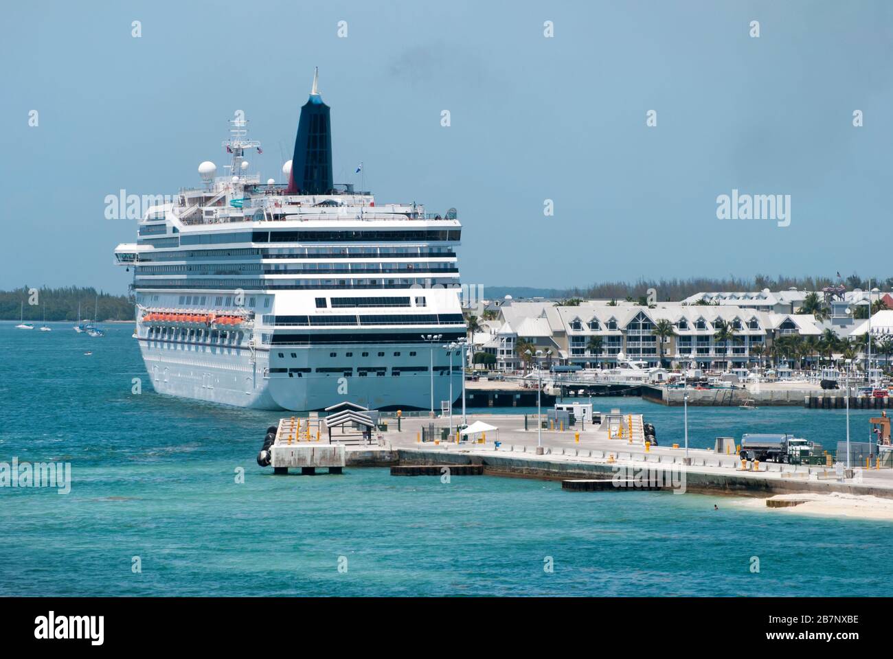 Blick auf ein Kreuzfahrtschiff in der Innenstadt von Key West (Florida) Stockfoto