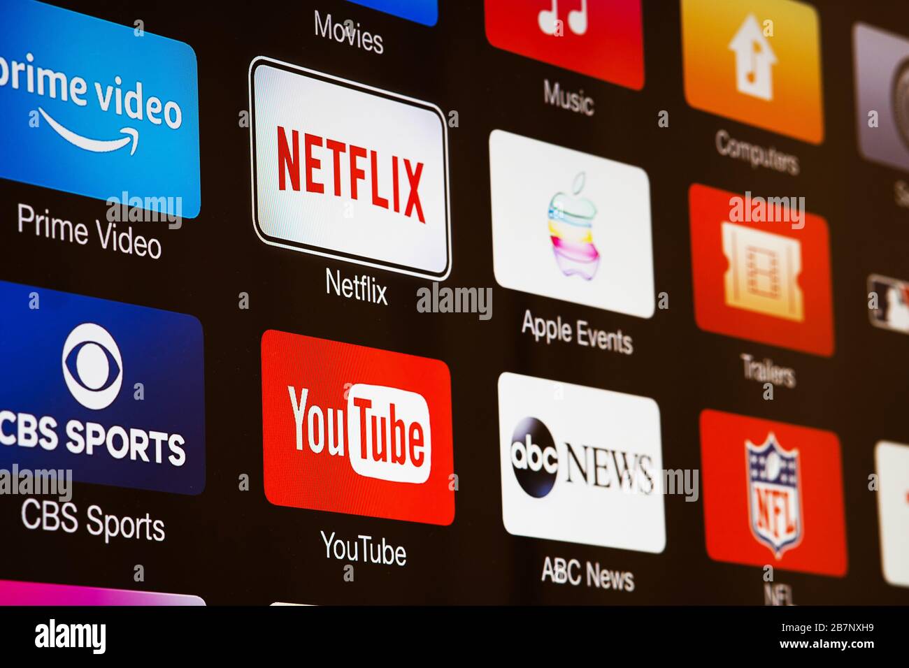Smart TV mit Symbolen für Video-Streaming-Dienste und -Apps: YouTube, ABC News, Tastemade, UFC, NFL, Crunchyroll, Flickr und Red Bull TV. Stockfoto