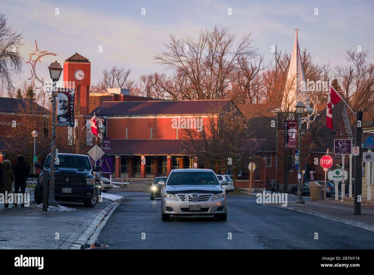 UNIONVILLE, GREATER TORONTO, KANADA - 12. 22. 2019: Blick auf den Sonnenuntergang entlang der Hauptstraße des historischen Dorfes Unionville mit Varley Art Gallery of Stockfoto