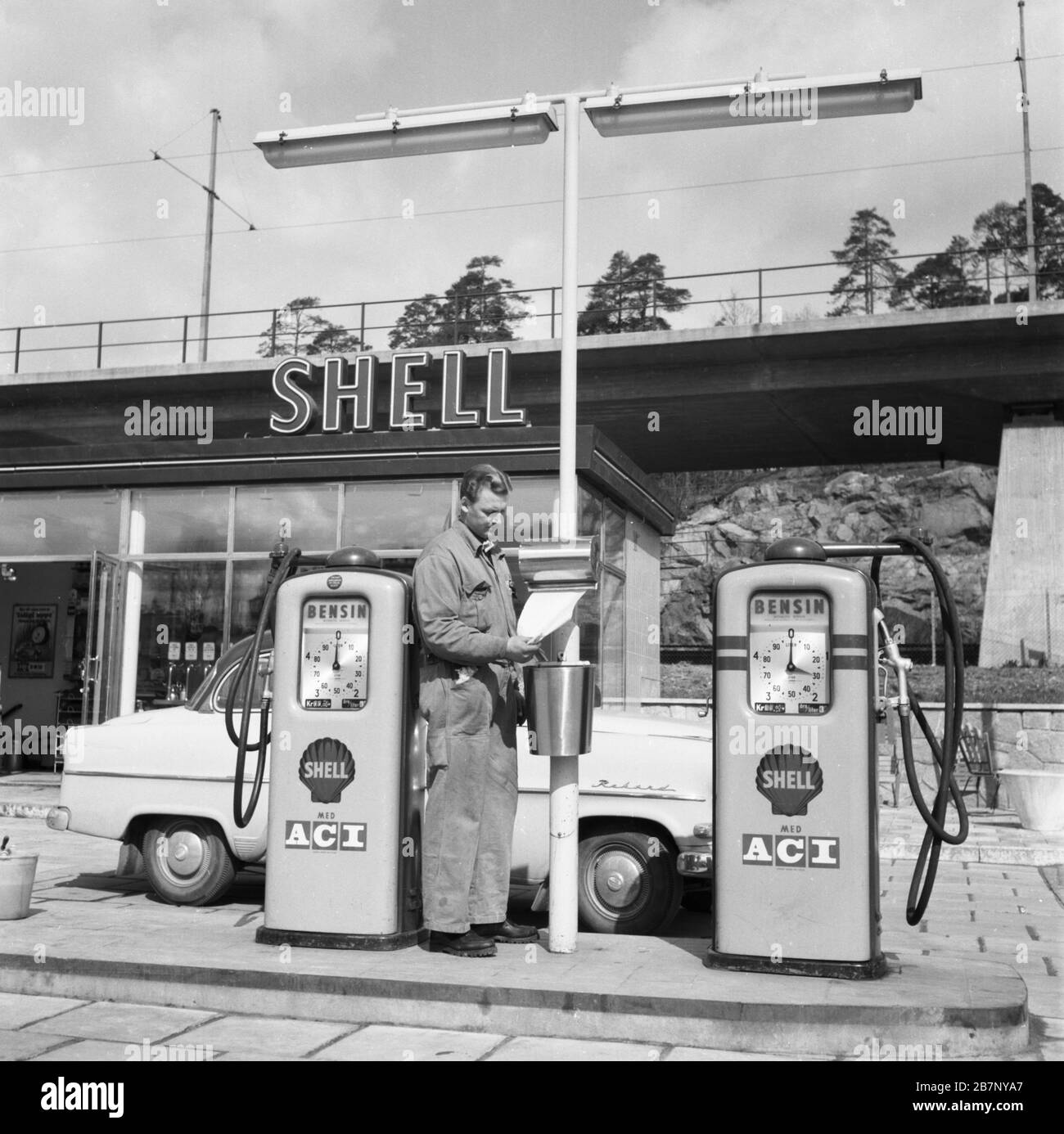 Tankstelle im Raum Stockholm, Schweden, 1957. Stockfoto