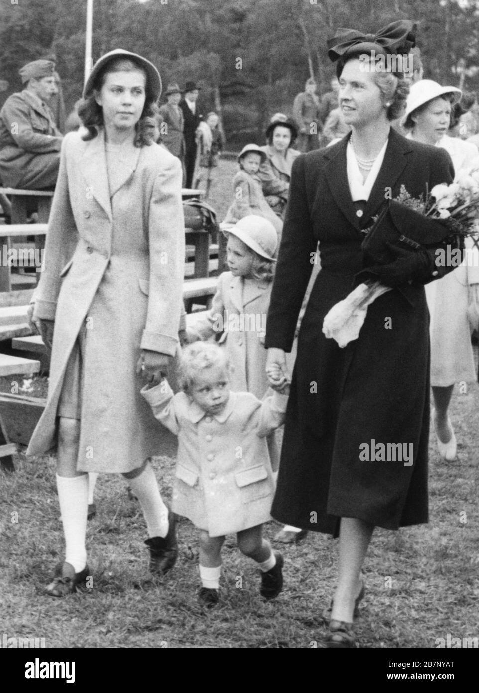 Crown Prince Carl Gustav mit Mutter Sibylla und großer Schwester Margaretha, Stockholm, Schweden, 1947. Im Hintergrund die Kinderkrankenschwester Nenne Bjornberg. Stockfoto