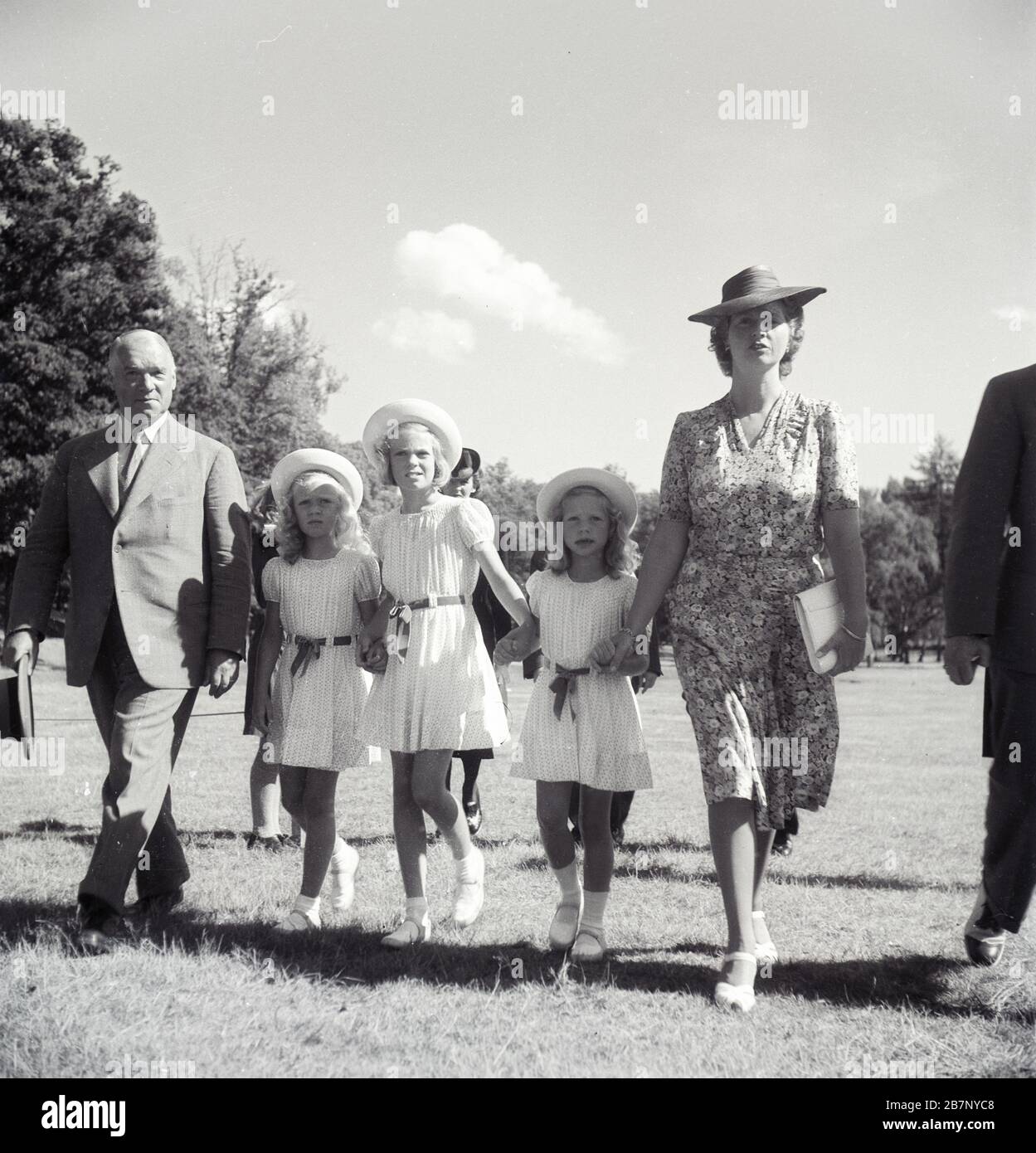 Prinzessin Sibylla mit den kleinen Prinzessinnen im Haga Park, Schweden, 17/8 1944. Stockfoto