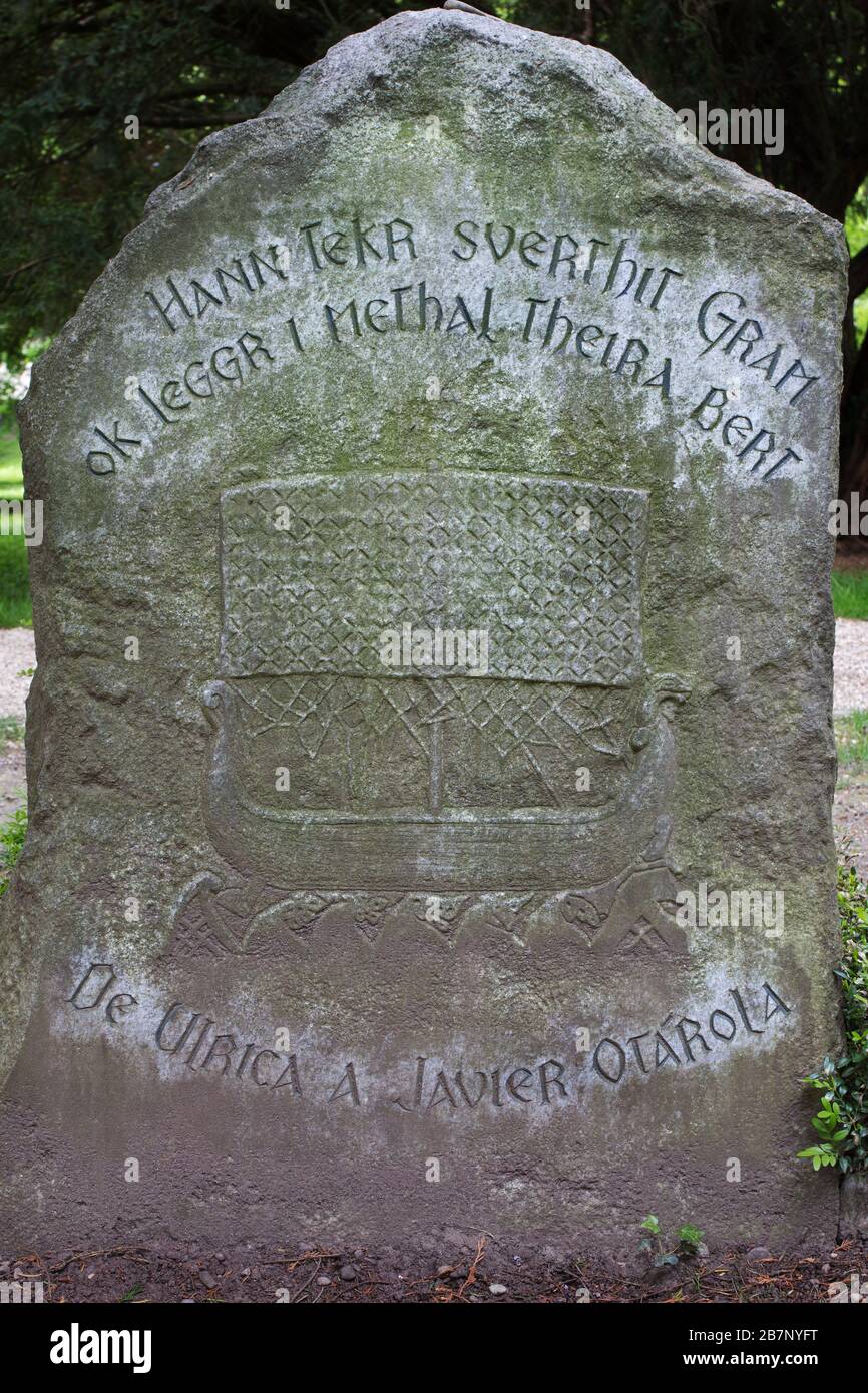 Ein Wikingerschiff (Schnitzereien aus der Anglo saxon Art) - Grabstein von Jorge Luis Borges, Cimetière des Rois, Plainpalais, Genf, Schweiz Stockfoto