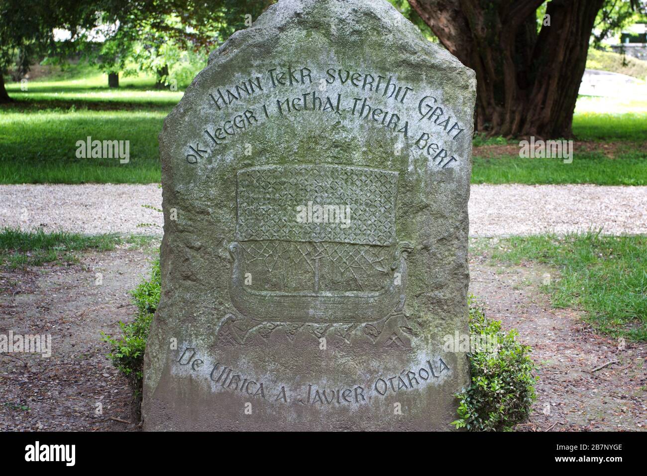 Ein Wikingerschiff (Schnitzereien aus der Anglo saxon Art) - Grabstein von Jorge Luis Borges, Cimetière des Rois, Plainpalais, Genf, Schweiz Stockfoto