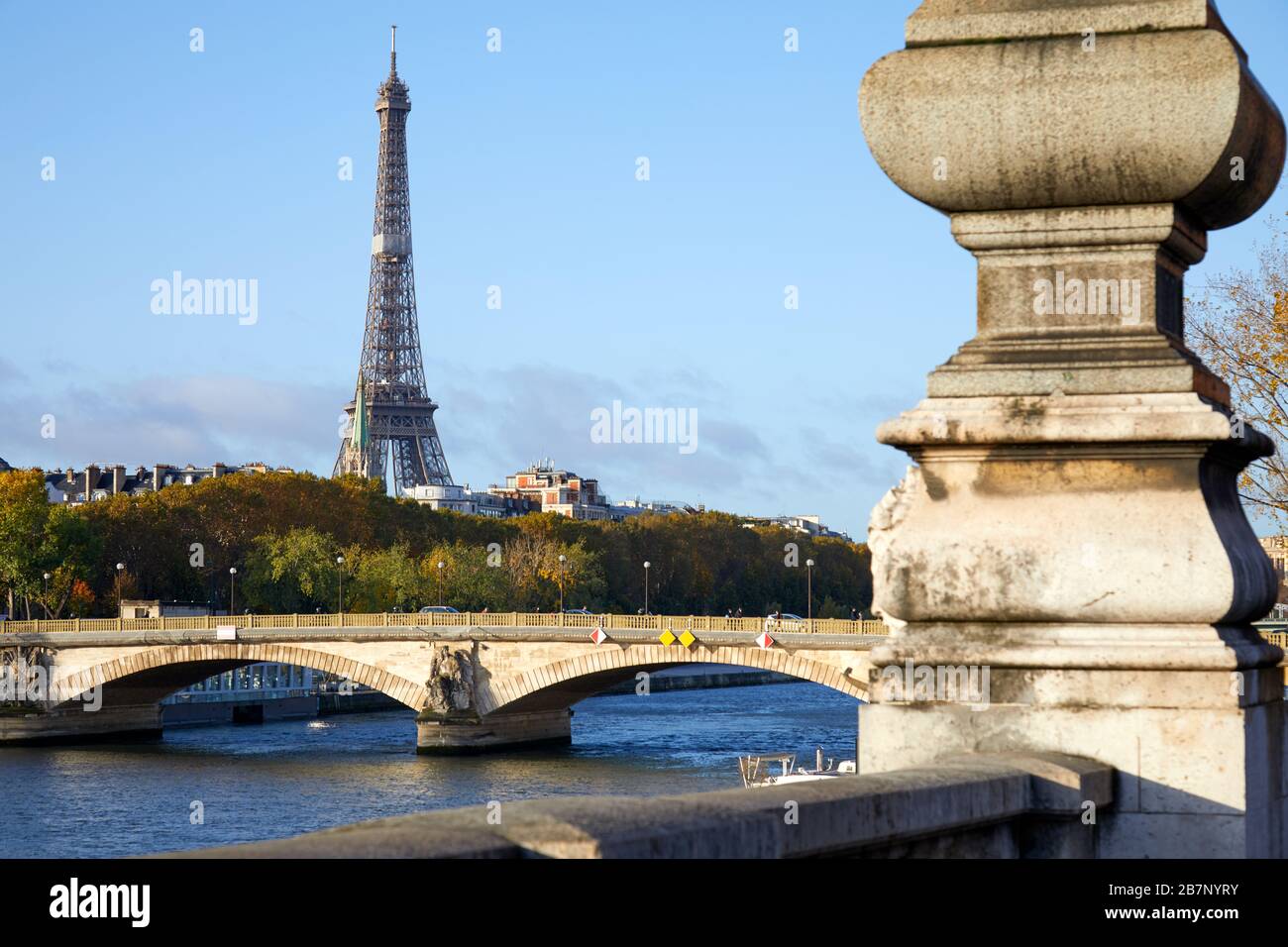 Eiffelturm, Brücke mit seiner und Säule an einem sonnigen Tag in Paris, Frankreich Stockfoto