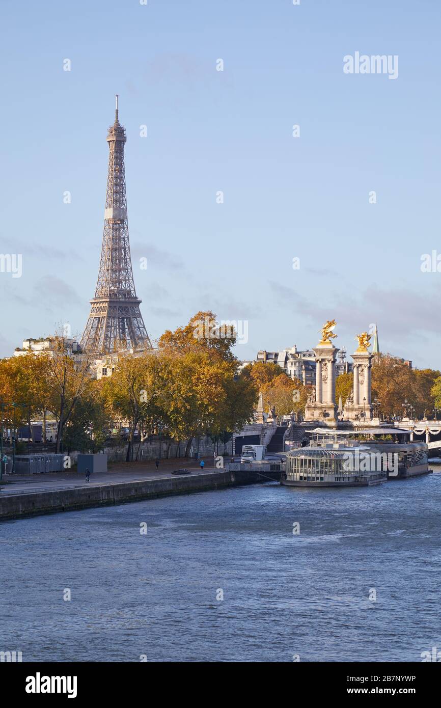 Eiffelturm und Alexander III. Brücke und seine Blick auf den Fluss bei einem sonnigen Herbsttag in Paris Stockfoto