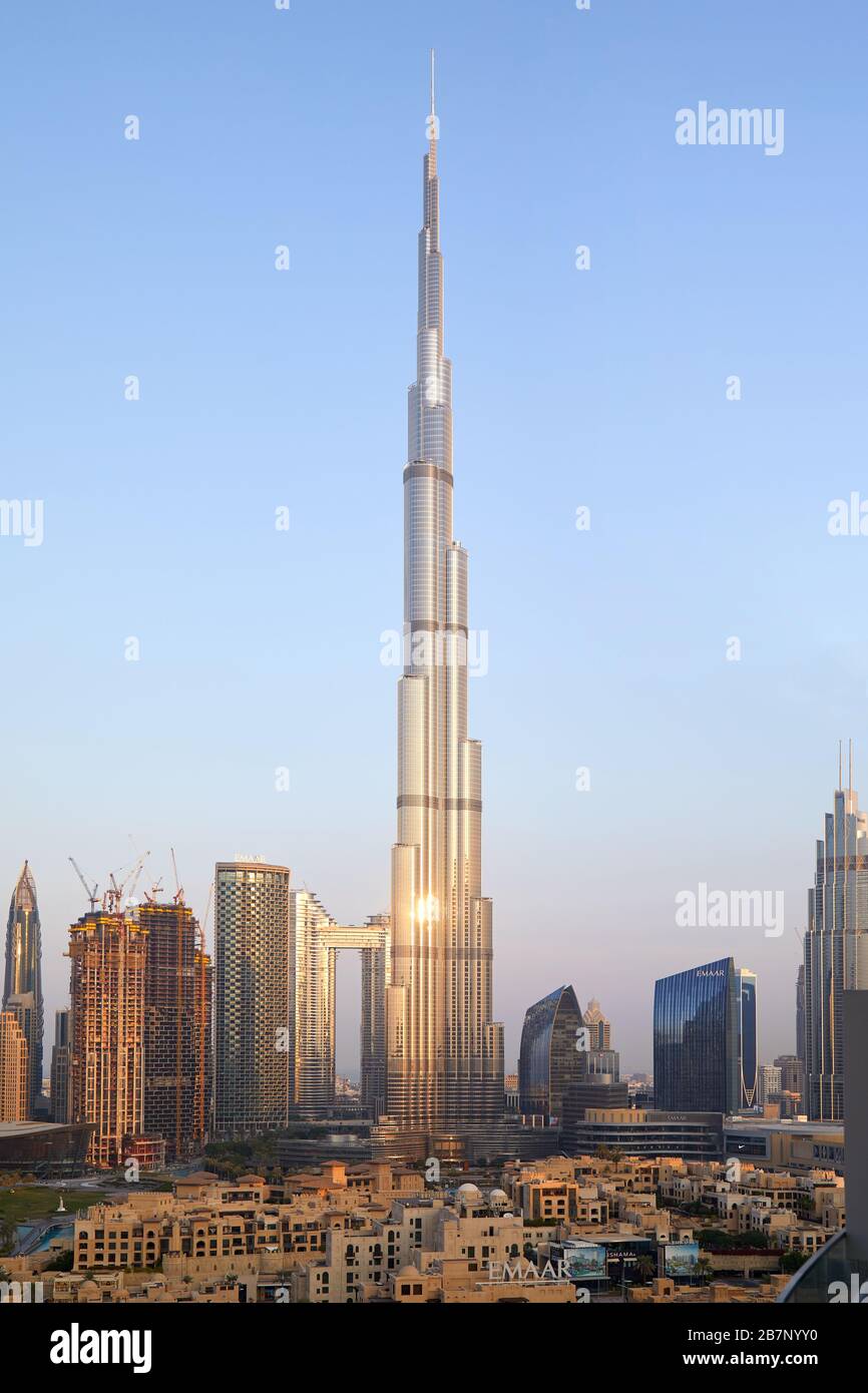 DUBAI, VEREINIGTE ARABISCHE EMIRATE - 19. NOVEMBER 2019: Burj Khalifa Wolkenkratzer und Dubai City View an einem sonnigen Morgen Stockfoto
