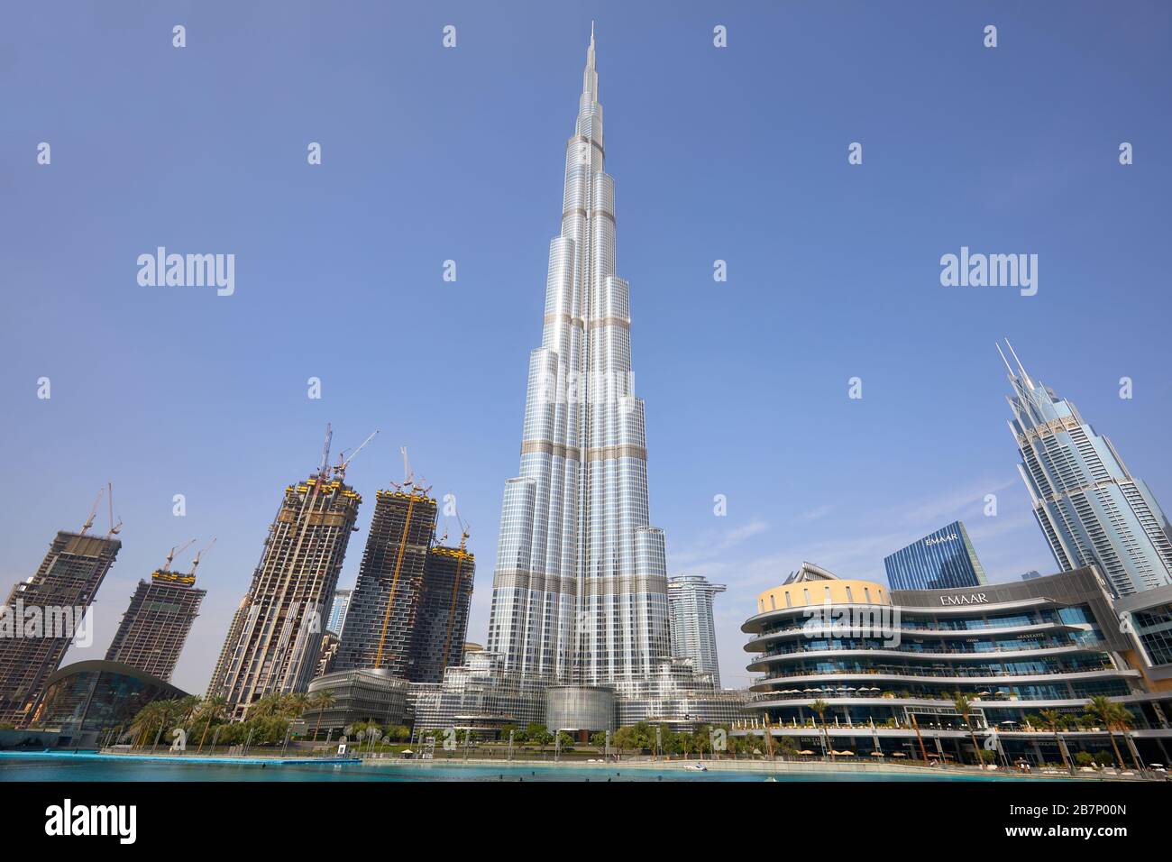 DUBAI, VEREINIGTE ARABISCHE EMIRATE - 19. NOVEMBER 2019: Burj Khalifa Wolkenkratzer und Dubai Mall an einem klaren sonnigen Tag Stockfoto