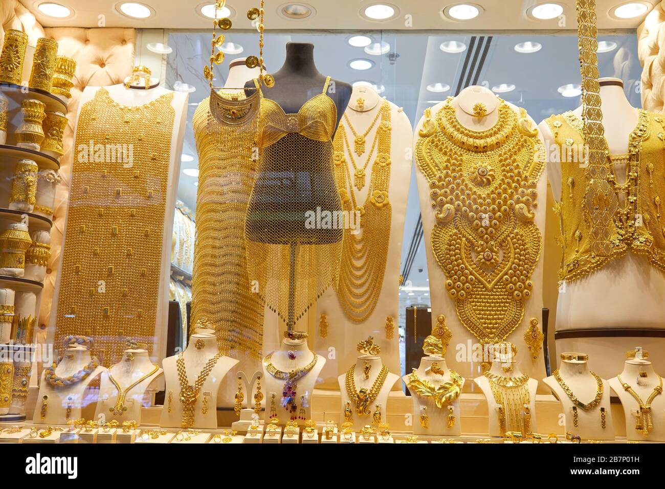DUBAI, VEREINIGTE ARABISCHE EMIRATE - 21. NOVEMBER 2019: Dubai Gold Souk Marktfenster mit Schmuck, Halsketten, Kleid und Luxus-Accessoires Stockfoto