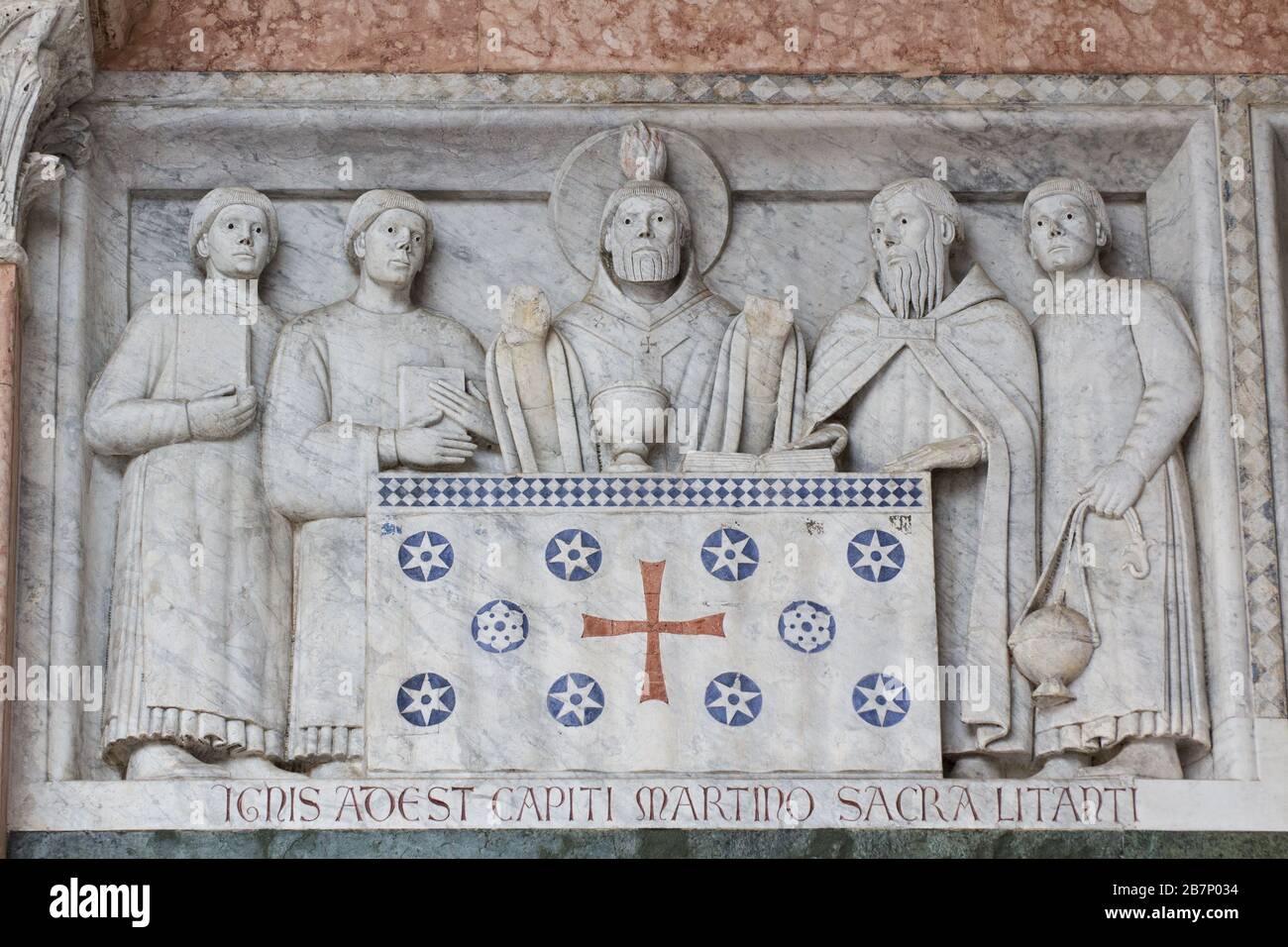 Geschichten des Heiligen Martin (von einem Schüler von Guido da Como, 1233) - St. Martin feiert die Liturgie - St. Martin's Cathedral - Lucca Stockfoto