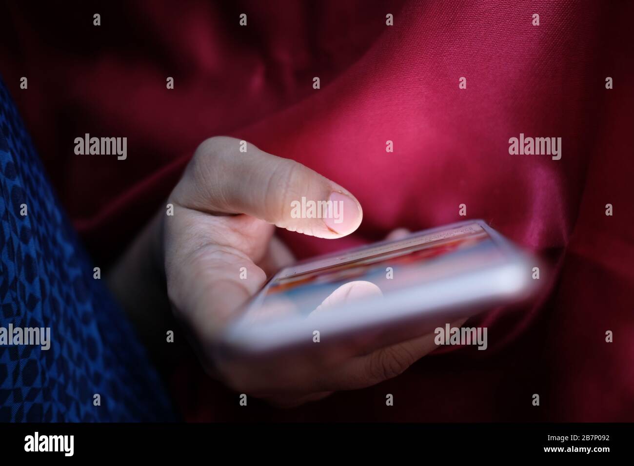 Nahaufnahme von Frauen verwenden nachts ein Smartphone Stockfoto