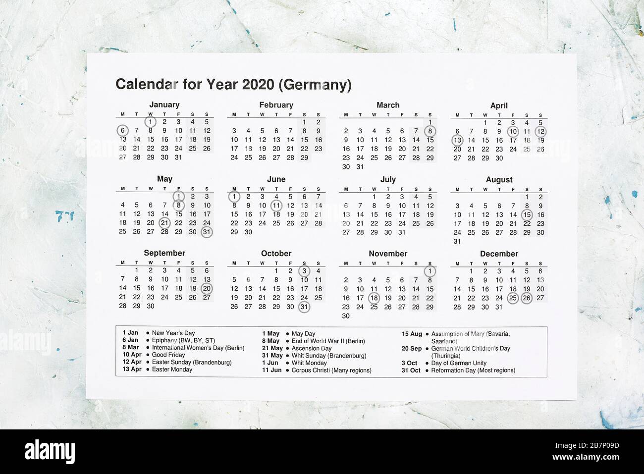 Jährlicher Papierkalender für Deutschland. Jahreskalender 2020 mit niederländischem Staatsfeiertag. Ansicht von oben Stockfoto