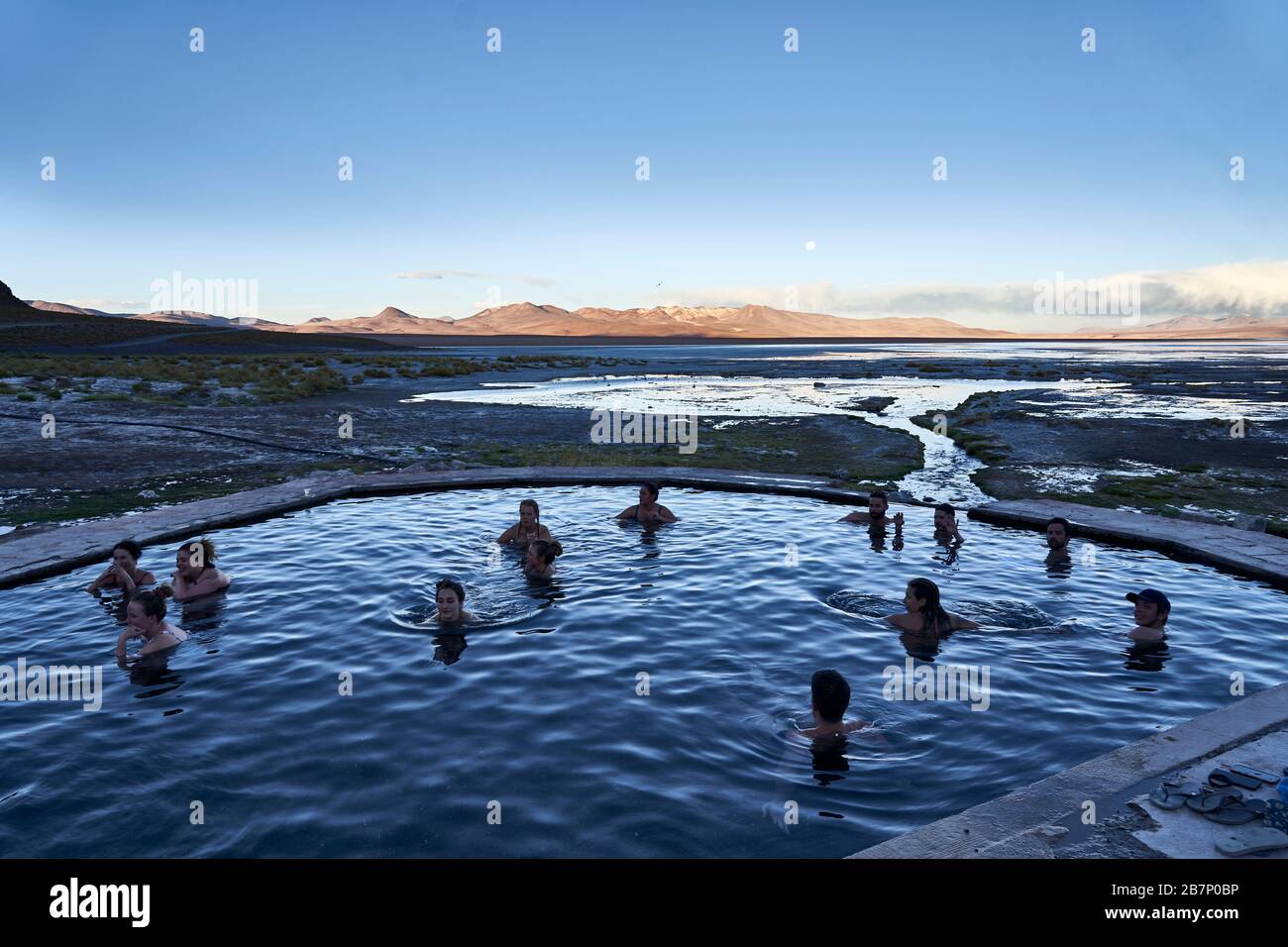 Abends in den heißen Quellen von Salar de Uyuni, Bolivien, baden Stockfoto