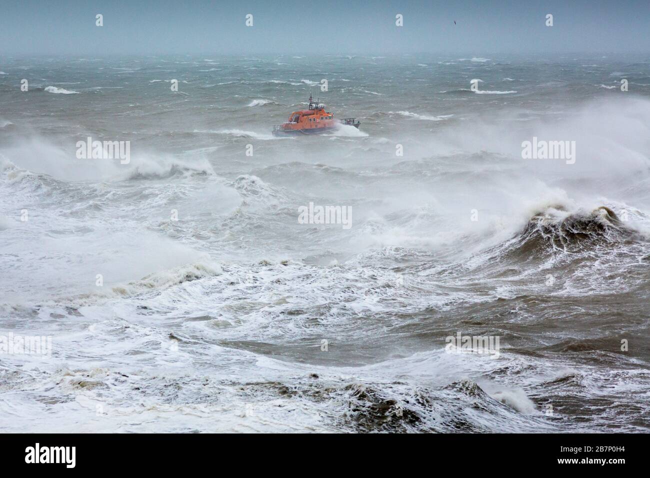 Das Rettungsboot RNLI Severn Class RNLB David und Elizabeth Acland geht in schwere Meere, während die Crew Newhaven, East Sussex, während Storm Ciara heute verlässt Stockfoto