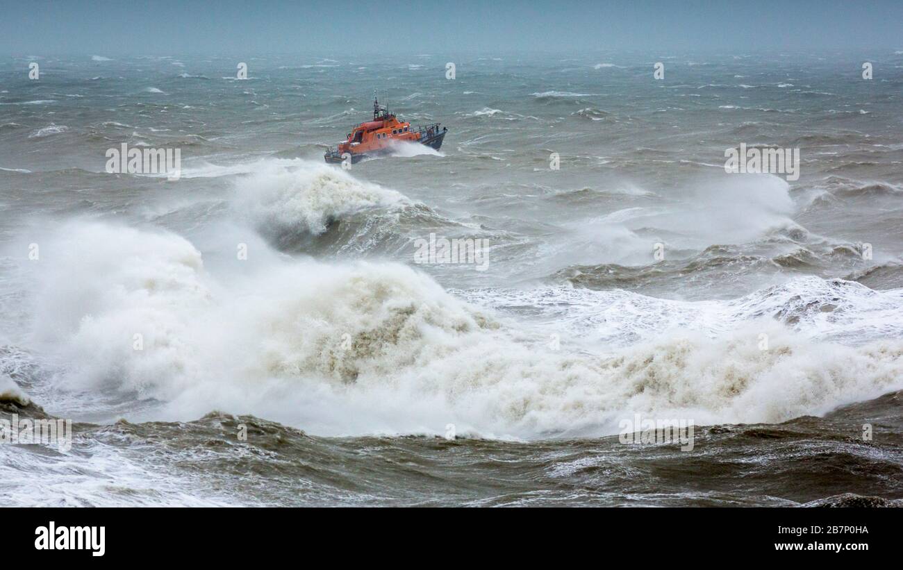 Das Rettungsboot RNLI Severn Class RNLB David und Elizabeth Acland geht in schwere Meere, während die Crew Newhaven, East Sussex, während Storm Ciara heute verlässt Stockfoto