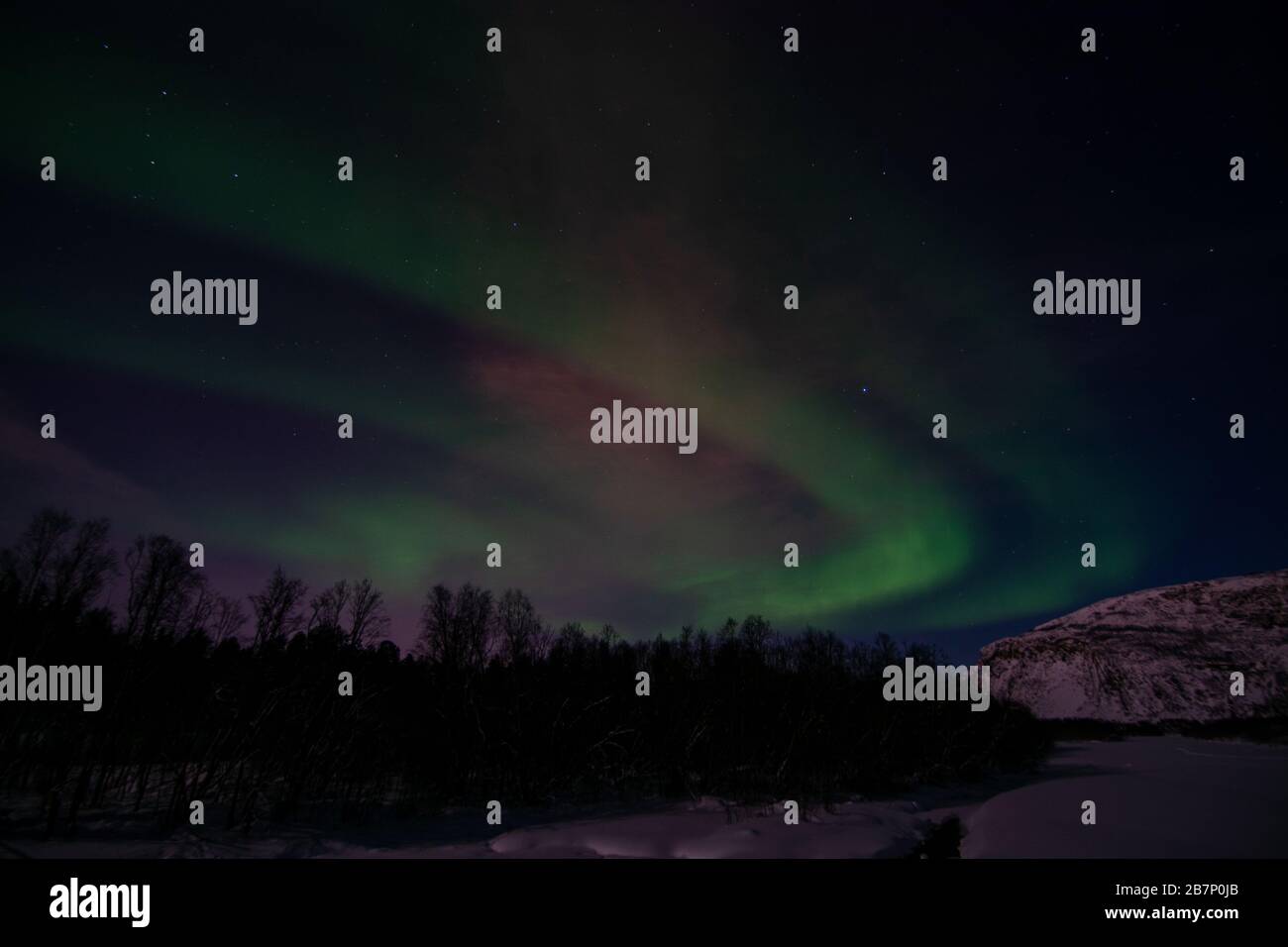 Eine aurora borealis, manchmal auch Polarlichter oder Nordlichter genannt, ist eine natürliche Lichtanzeige am Erdenhimmel, die überwiegend im zu sehen ist Stockfoto