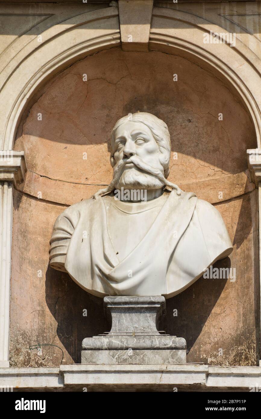 Büste von Friedrich I. (Friedrich Barbarossa oder Rotbart), dem Heiligen Römischen Kaiser - façade des Palazzo Comunale (Rathaus) - Lodi, Lombardei, Italien Stockfoto