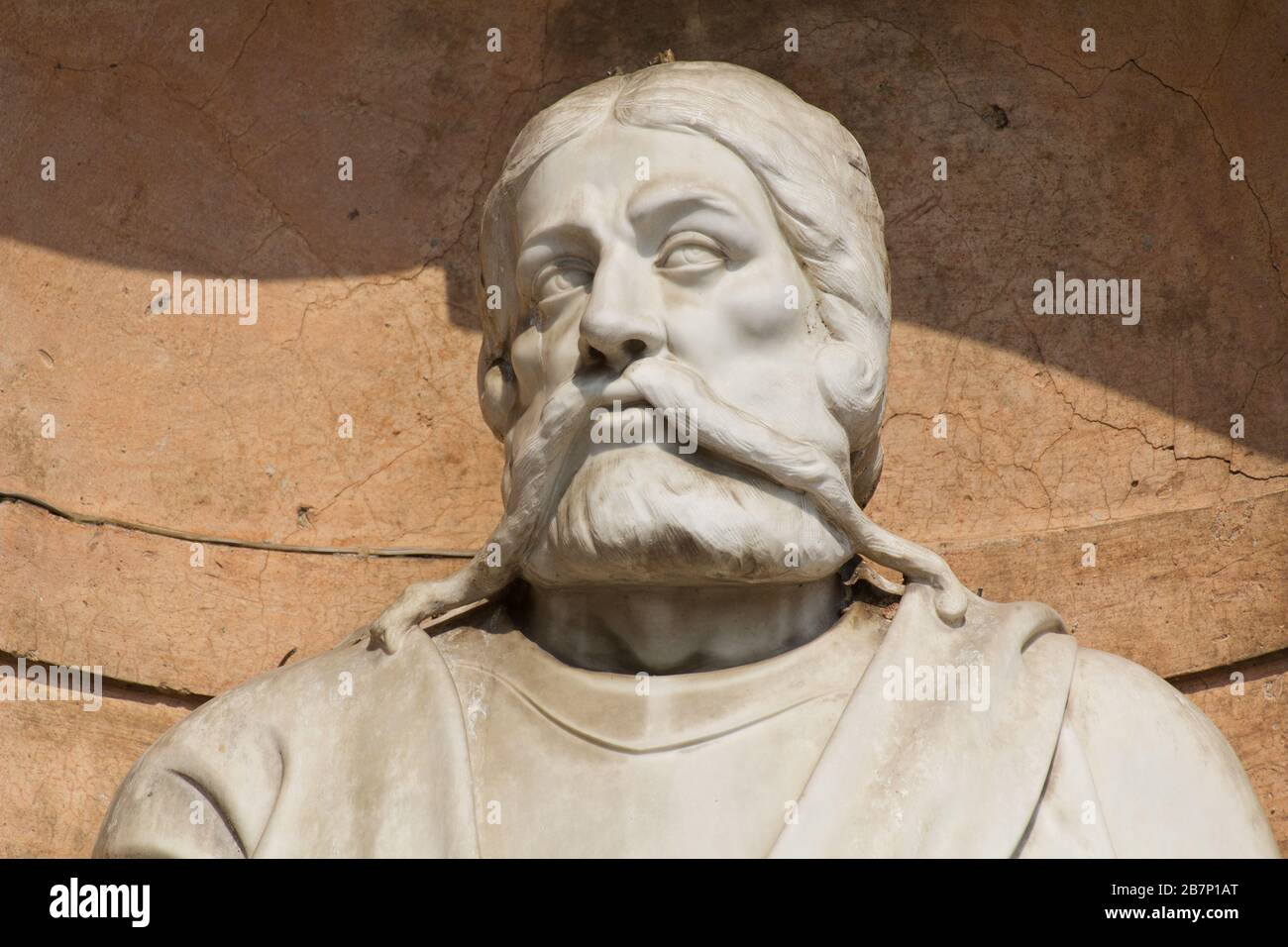 Büste von Friedrich I. (Friedrich Barbarossa oder Rotbart), dem Heiligen Römischen Kaiser - façade des Palazzo Comunale (Rathaus) - Lodi, Lombardei, Italien Stockfoto