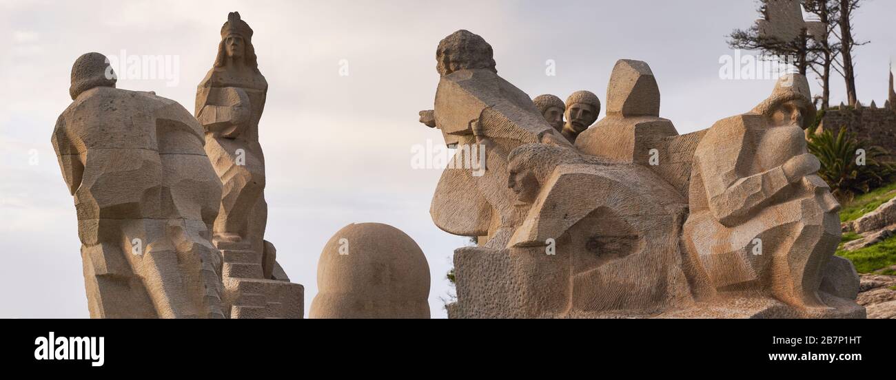 Statuen in verschiedenen Positionen in der Stadt Baiona, Spanien Stockfoto