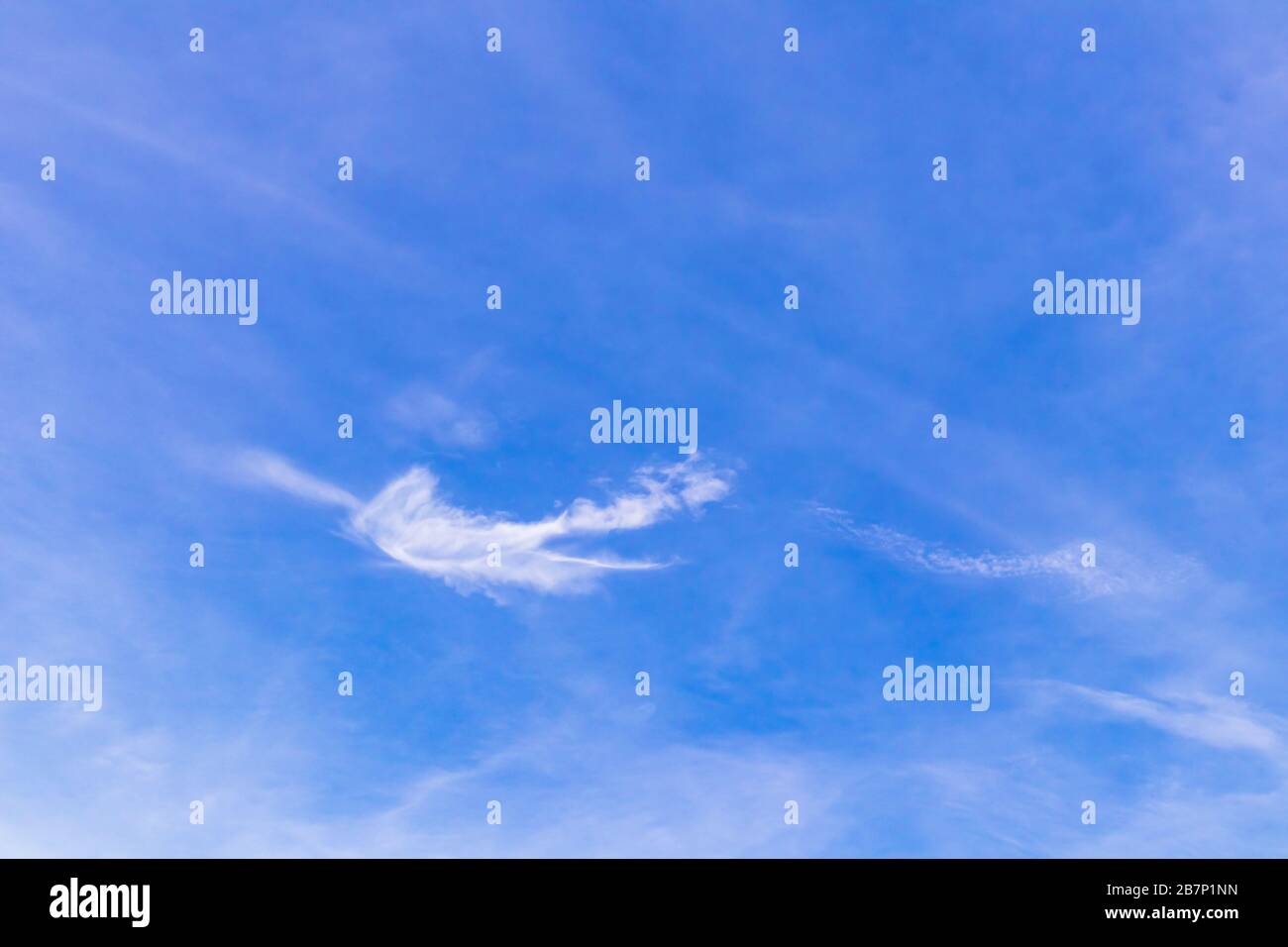 Erstaunliche Wolkenform wie ein Vogel auf blauem Himmel Hintergrund Stockfoto
