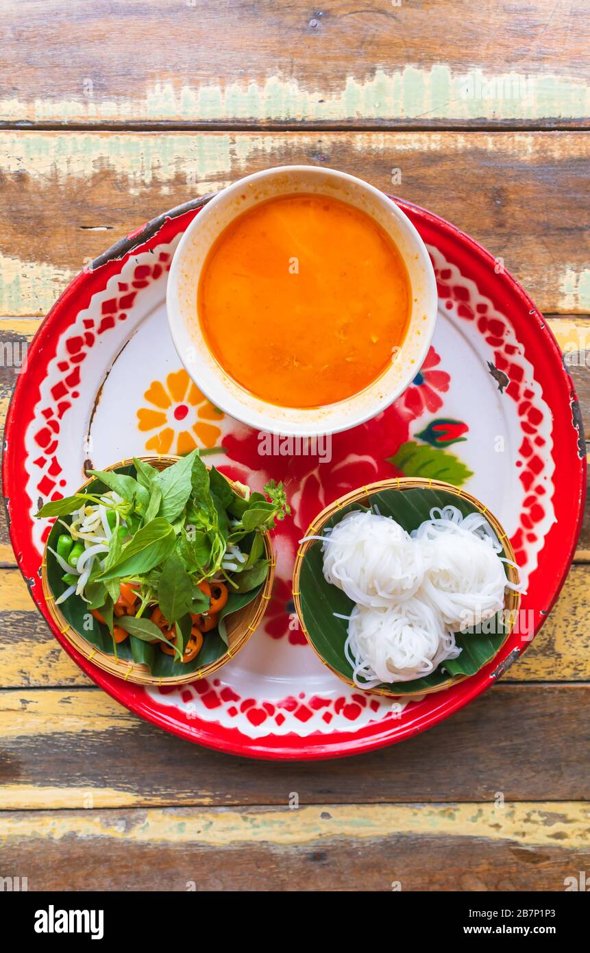 Thailändische Reisnudeln oder Reisvermicelli mit Curry-Sauce und Gemüse Stockfoto