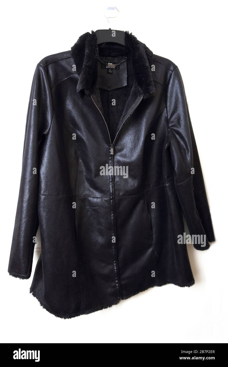 Dennis Basso Kunstledermantel mit Kunstfellkragen Stockfoto