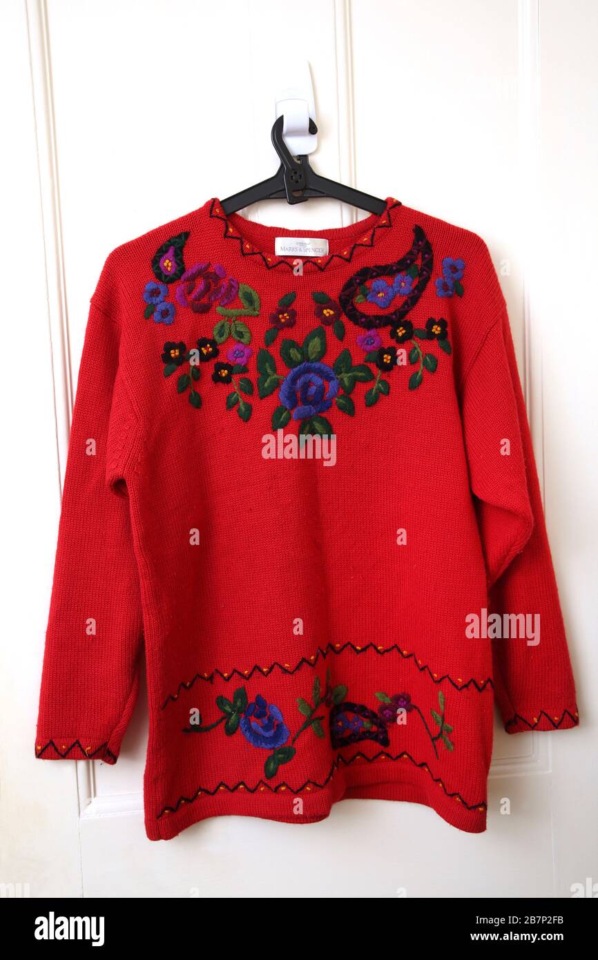 Roter Pulli Pullover Stockfotos Und Bilder Kaufen Alamy