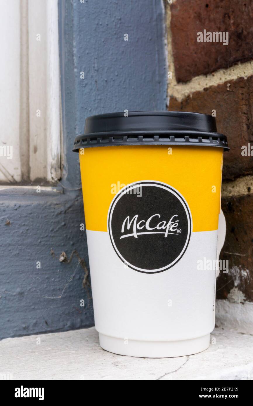 Eine McDonalds McCafe Einweg-Kaffeetasse aus Papier, die auf einem Fensterkill aufliegt. Stockfoto