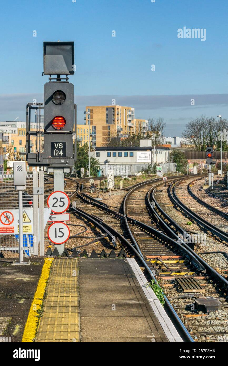 Rotes Licht am Ende des Bahnsteigs. Herne Hill mit Blick nach Norden in Richtung Zentrum von London. Stockfoto