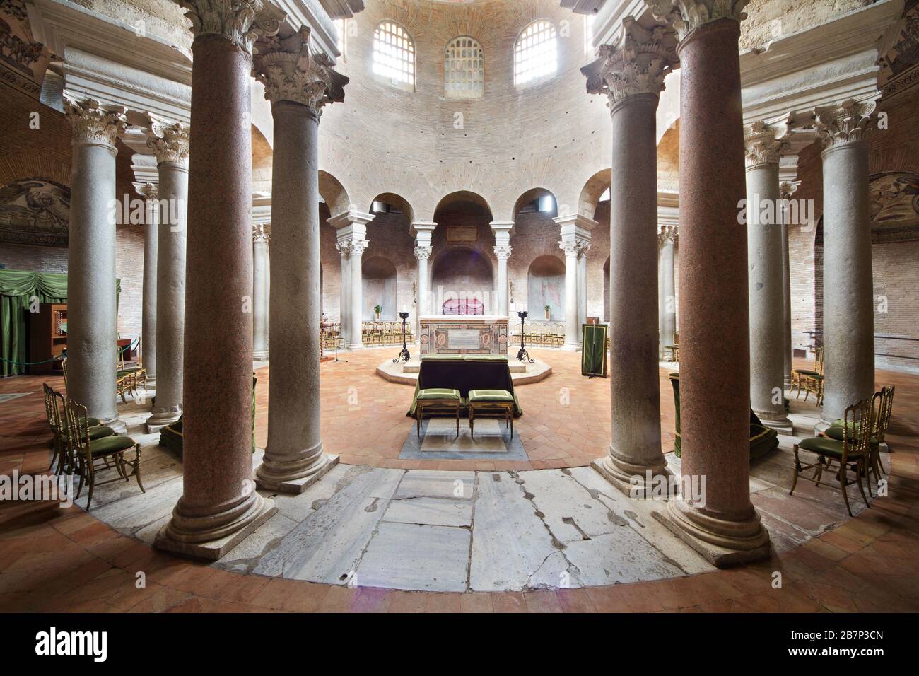 Innenraum des Mausoleums von Santa Costanza (runde Kirche, eines der ersten Beispiele der christlichen Architektur in Rom - 4 c AD) mit der ambulante Stockfoto