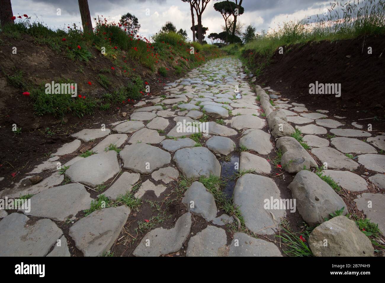 Straßen und Wasserleitungen: die merkwürdigste antike römische öffentliche Arbeiten - über Latina mit Claudian und Anio Novus Aquädukte (Park der Aquädukte) - Rom Stockfoto